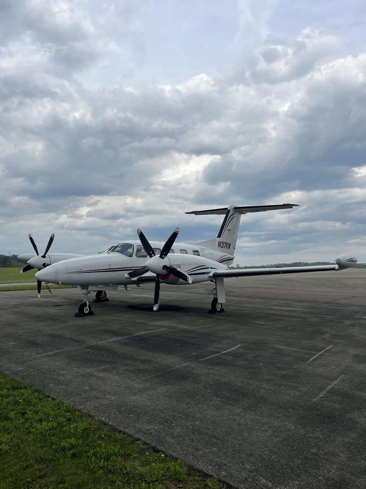 Exterior view of a 1989 PIPER CHEYENNE 400LS.