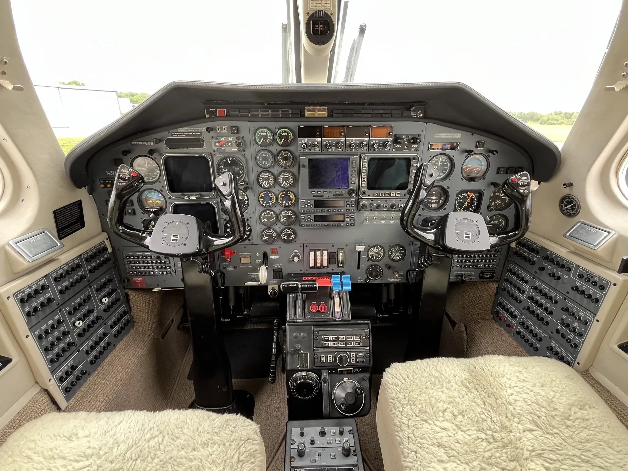 Cockpit and instrument panel of a 1989 PIPER CHEYENNE 400LS.