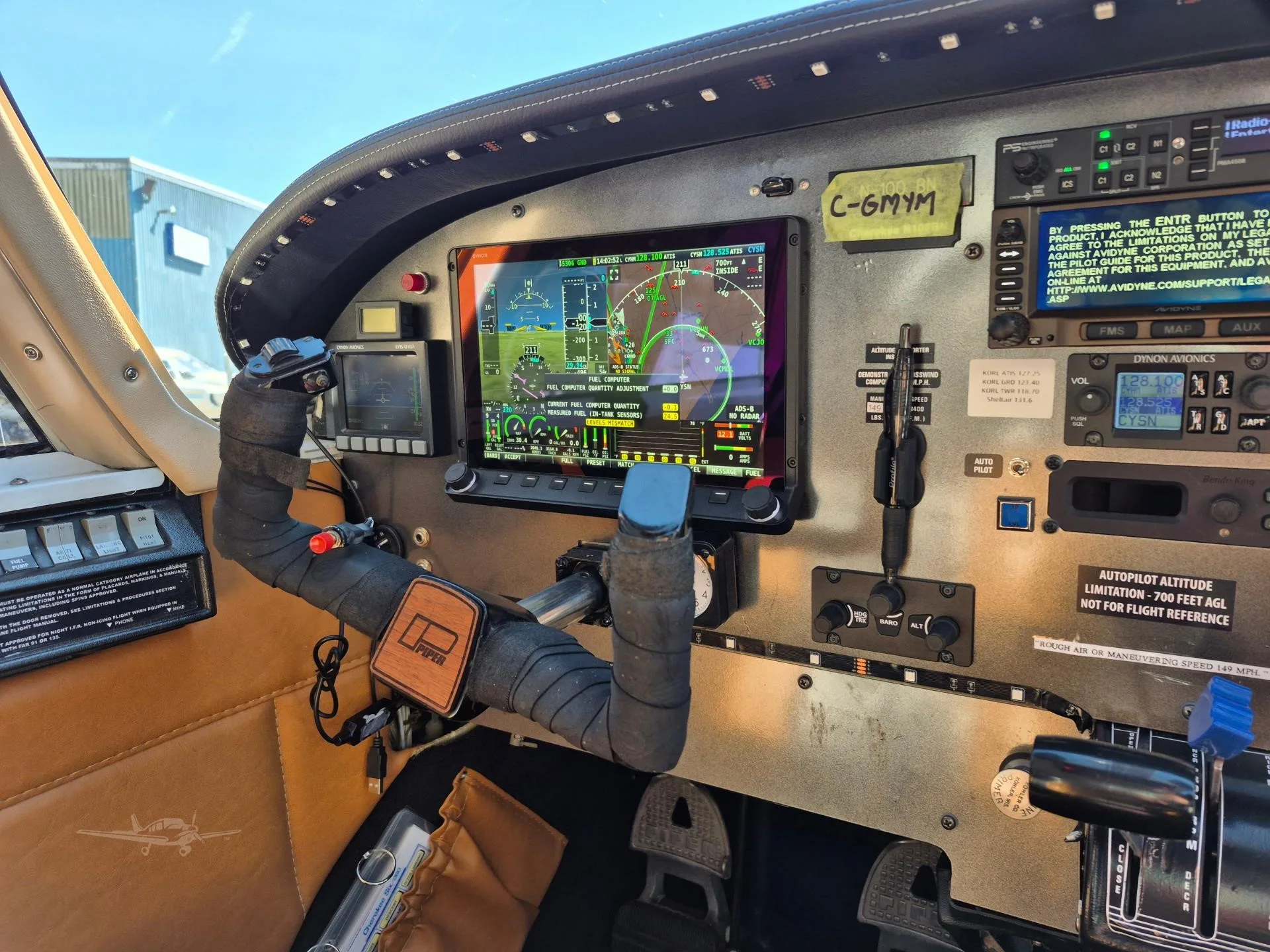 Cockpit and instrument panel of a 1971 PIPER CHEROKEE 6/260.
