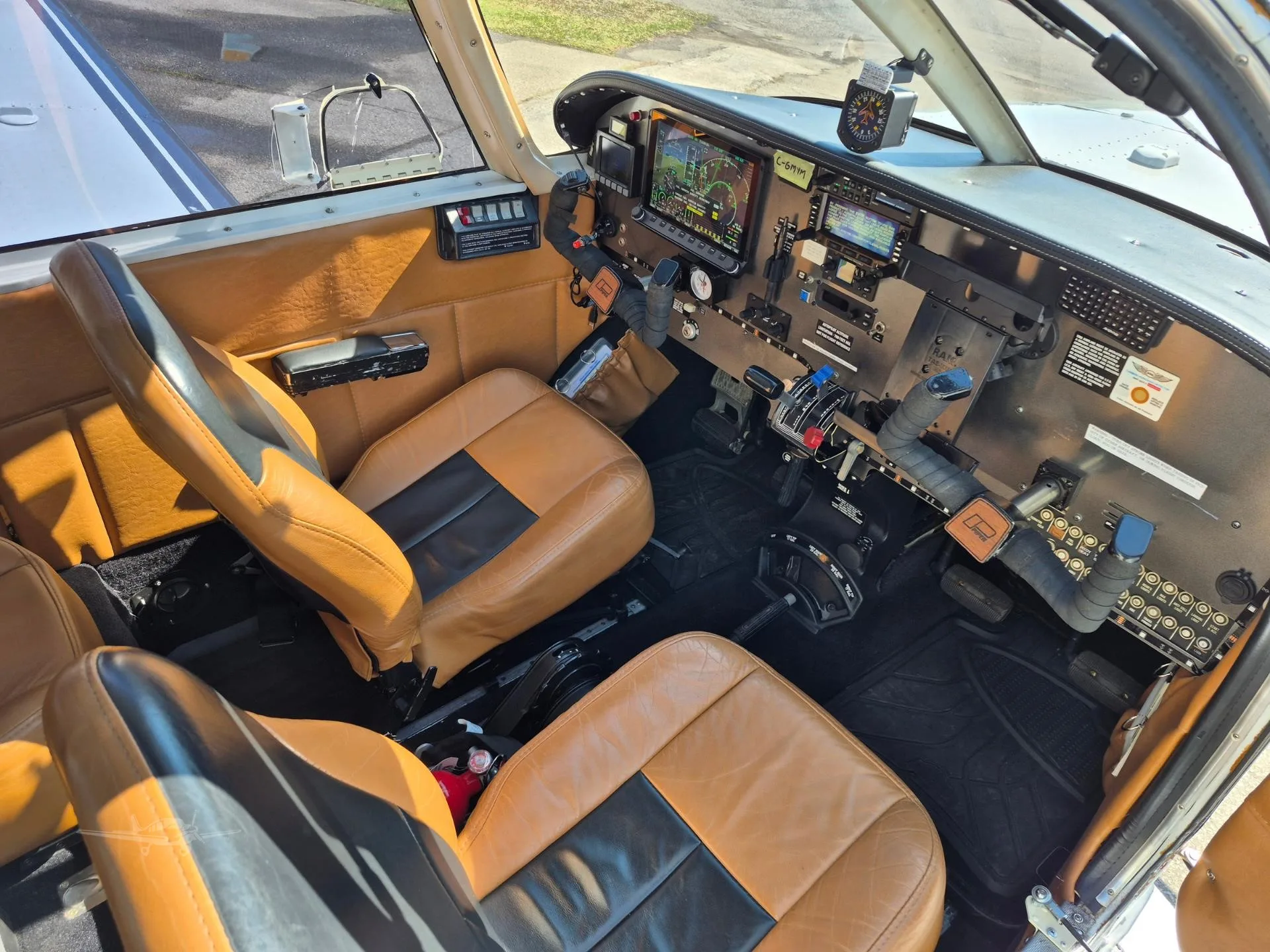 Cockpit and instrument panel of a 1971 PIPER CHEROKEE 6/260.