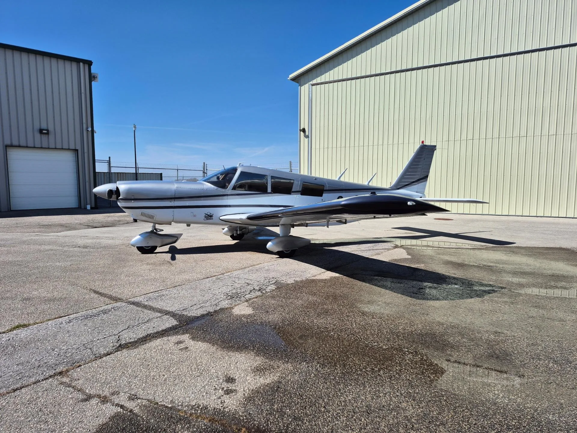 Exterior view of a 1971 PIPER CHEROKEE 6/260, C-GMYM.