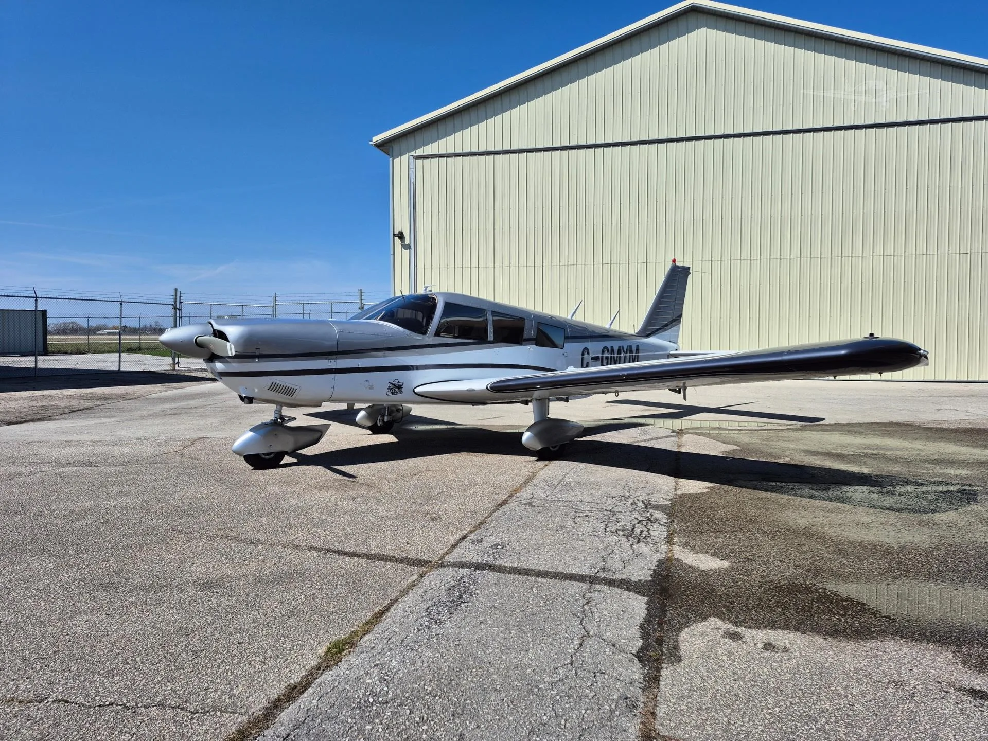 Exterior view of a 1971 PIPER CHEROKEE 6/260, C-GMYM.