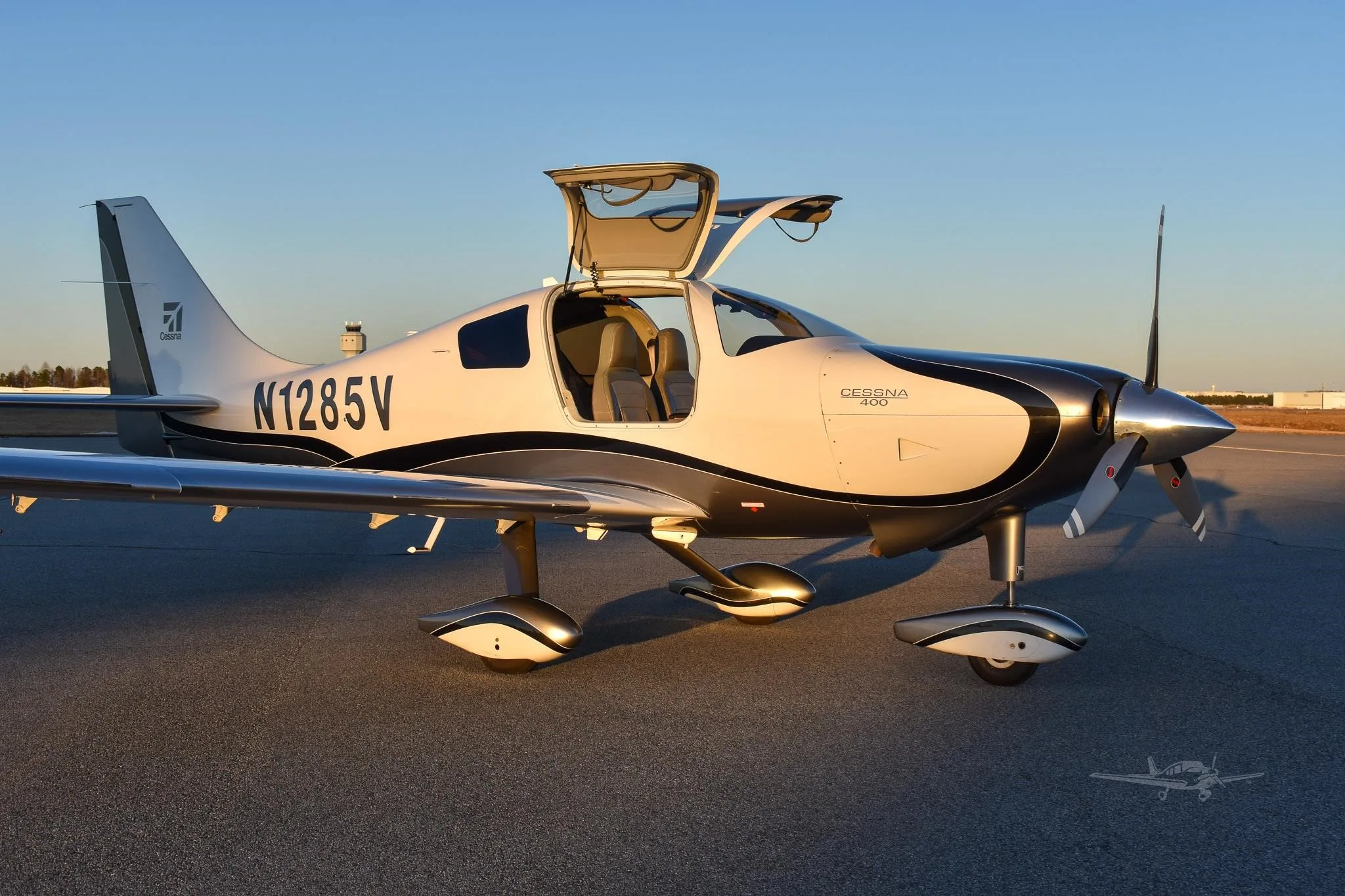 Exterior view of a 2008 CESSNA 400, N1285V.