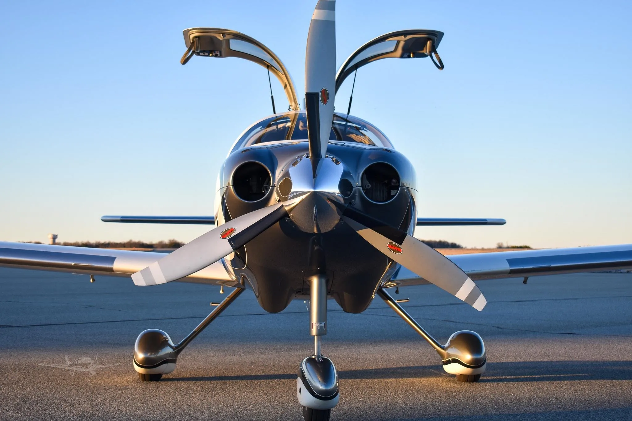 Exterior view of a 2008 CESSNA 400, N1285V.