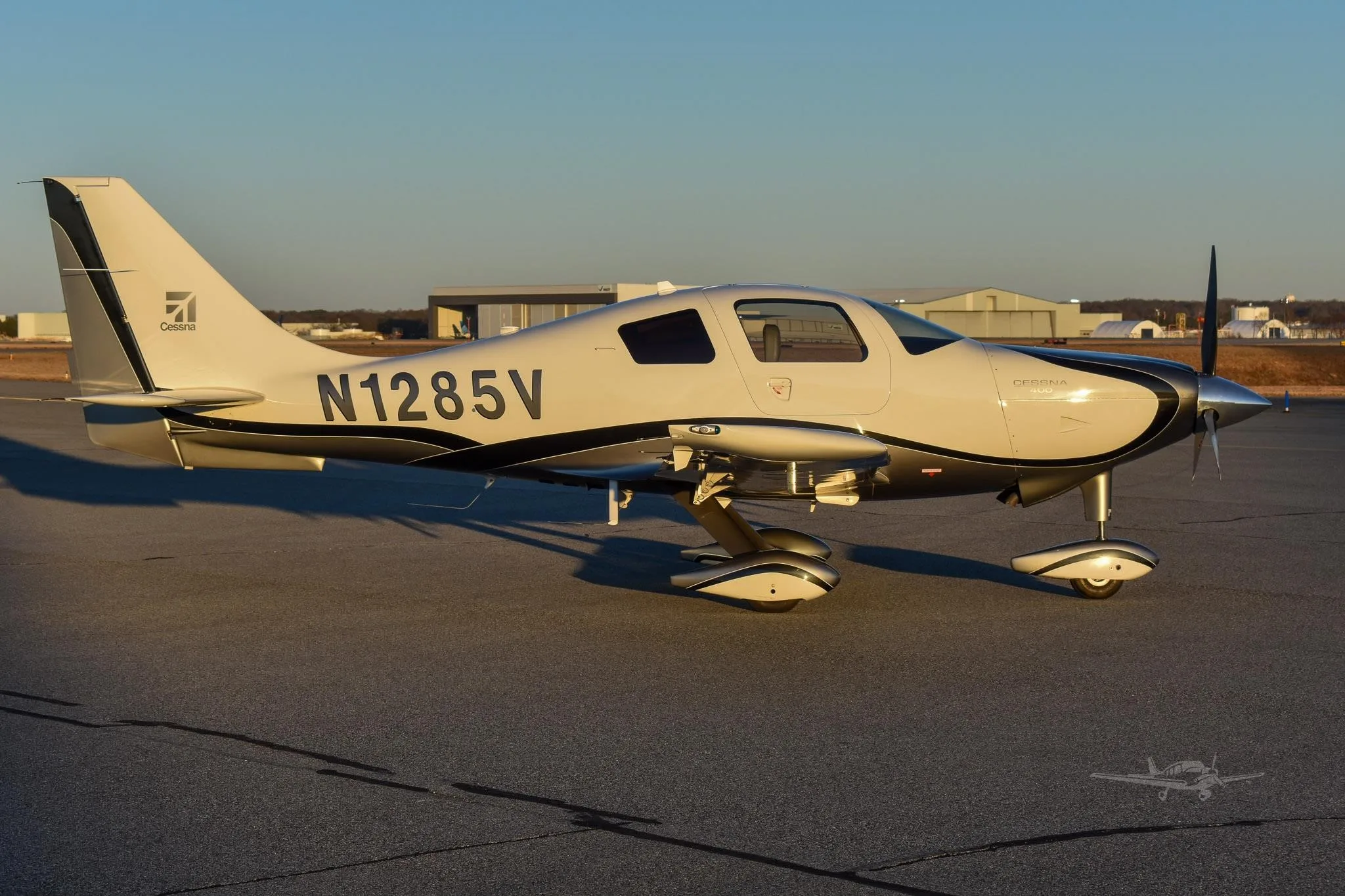Exterior view of a 2008 CESSNA 400, N1285V.