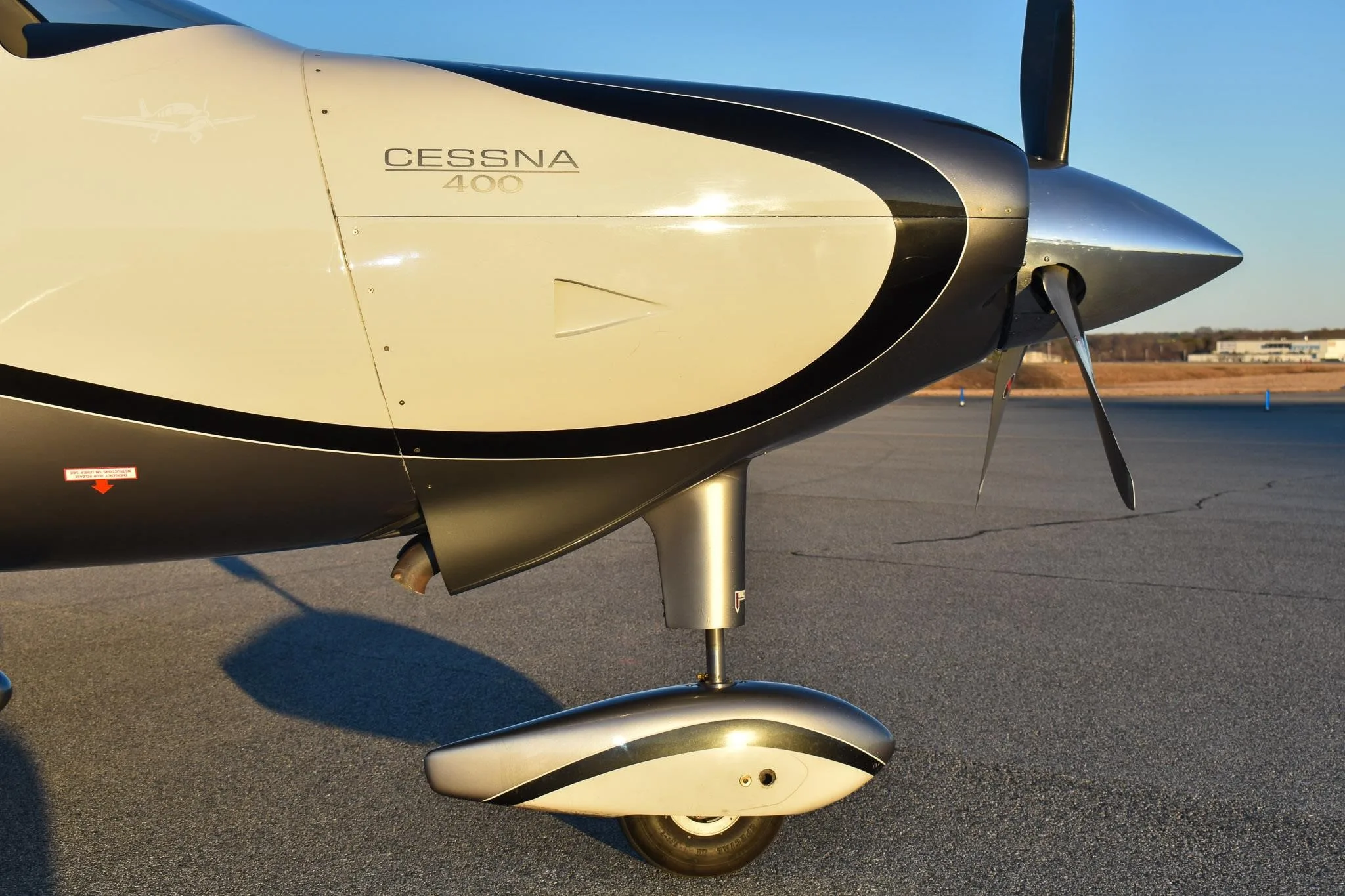 Exterior view of a 2008 CESSNA 400, N1285V.