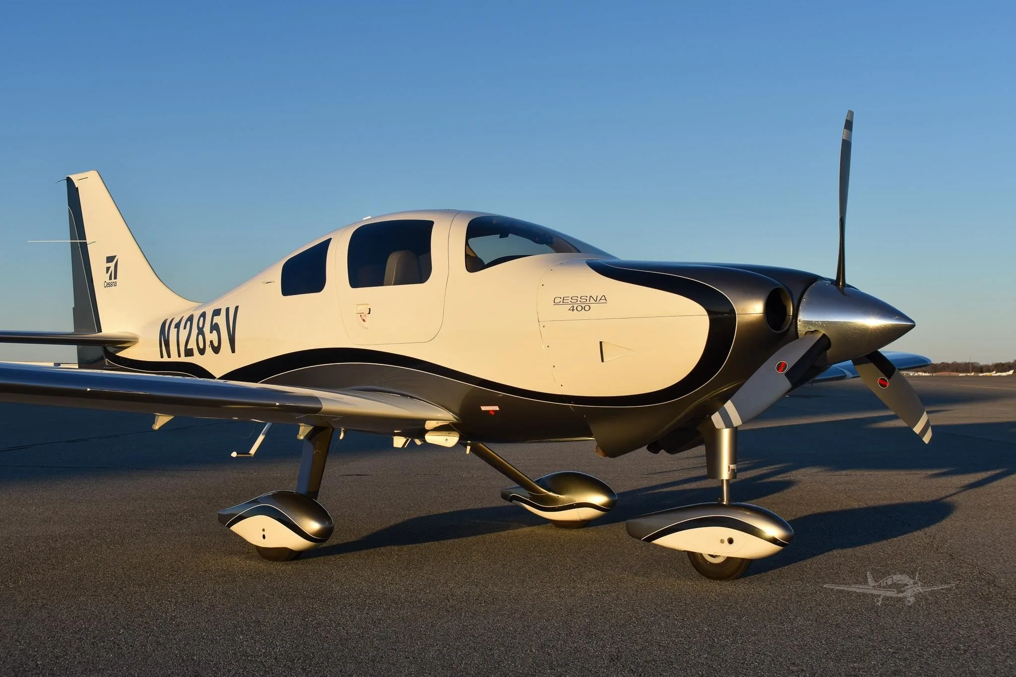 Exterior view of a 2008 CESSNA 400, N1285V.