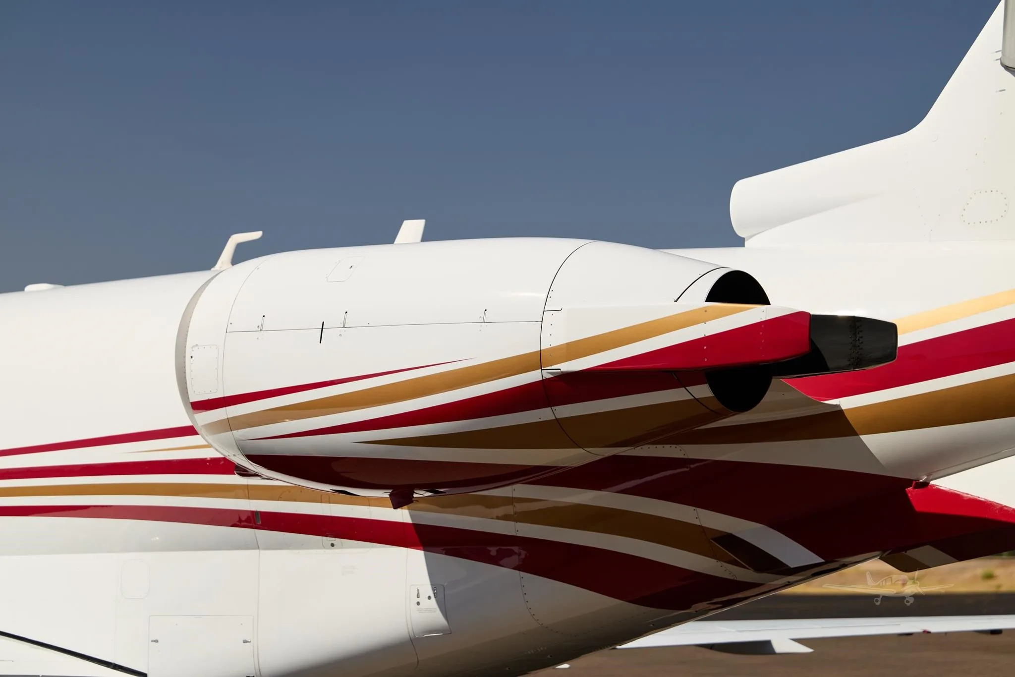 Exterior view of a 2007 GULFSTREAM G200, N10XQ.
