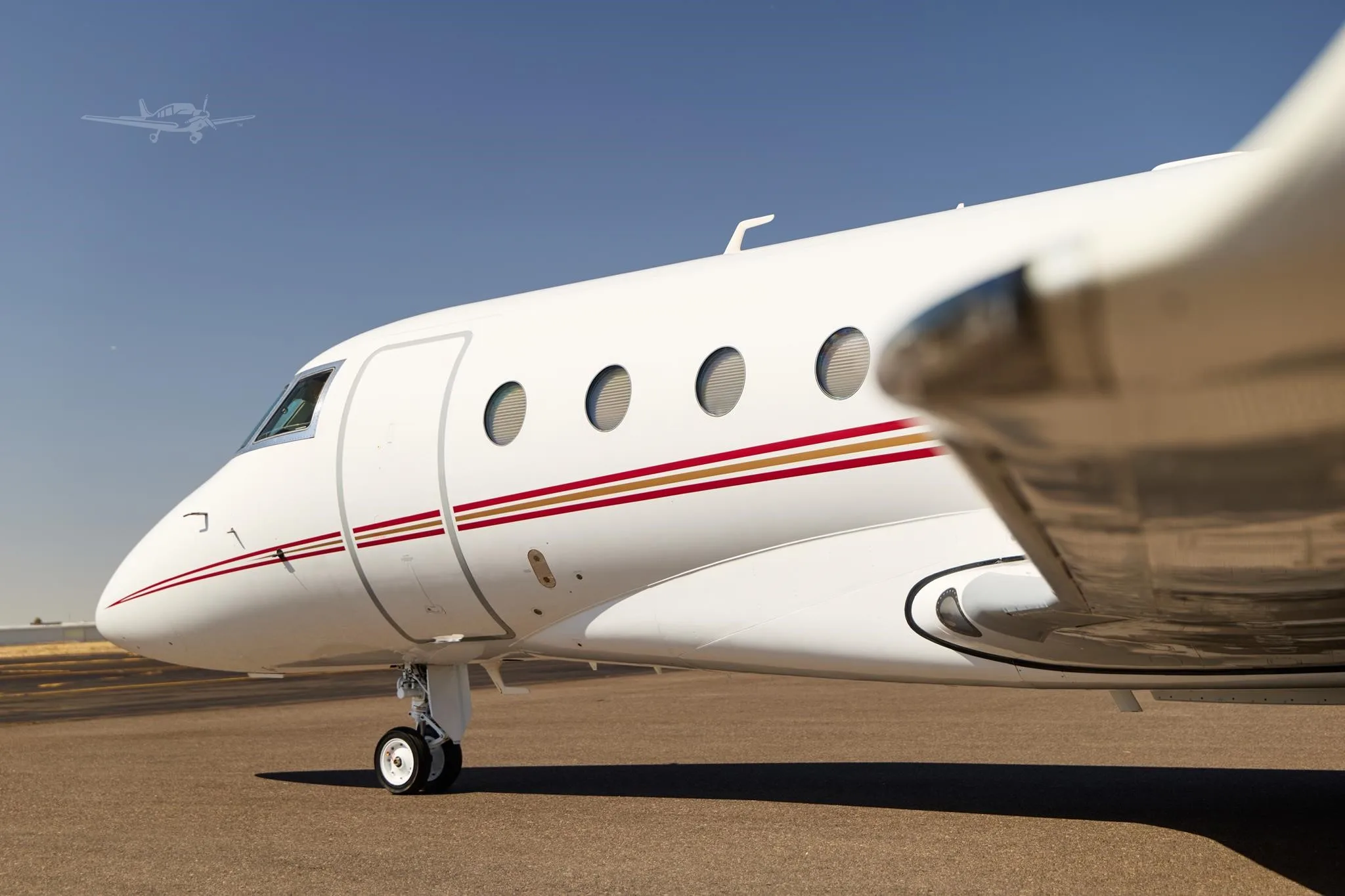 Exterior view of a 2007 GULFSTREAM G200, N10XQ.