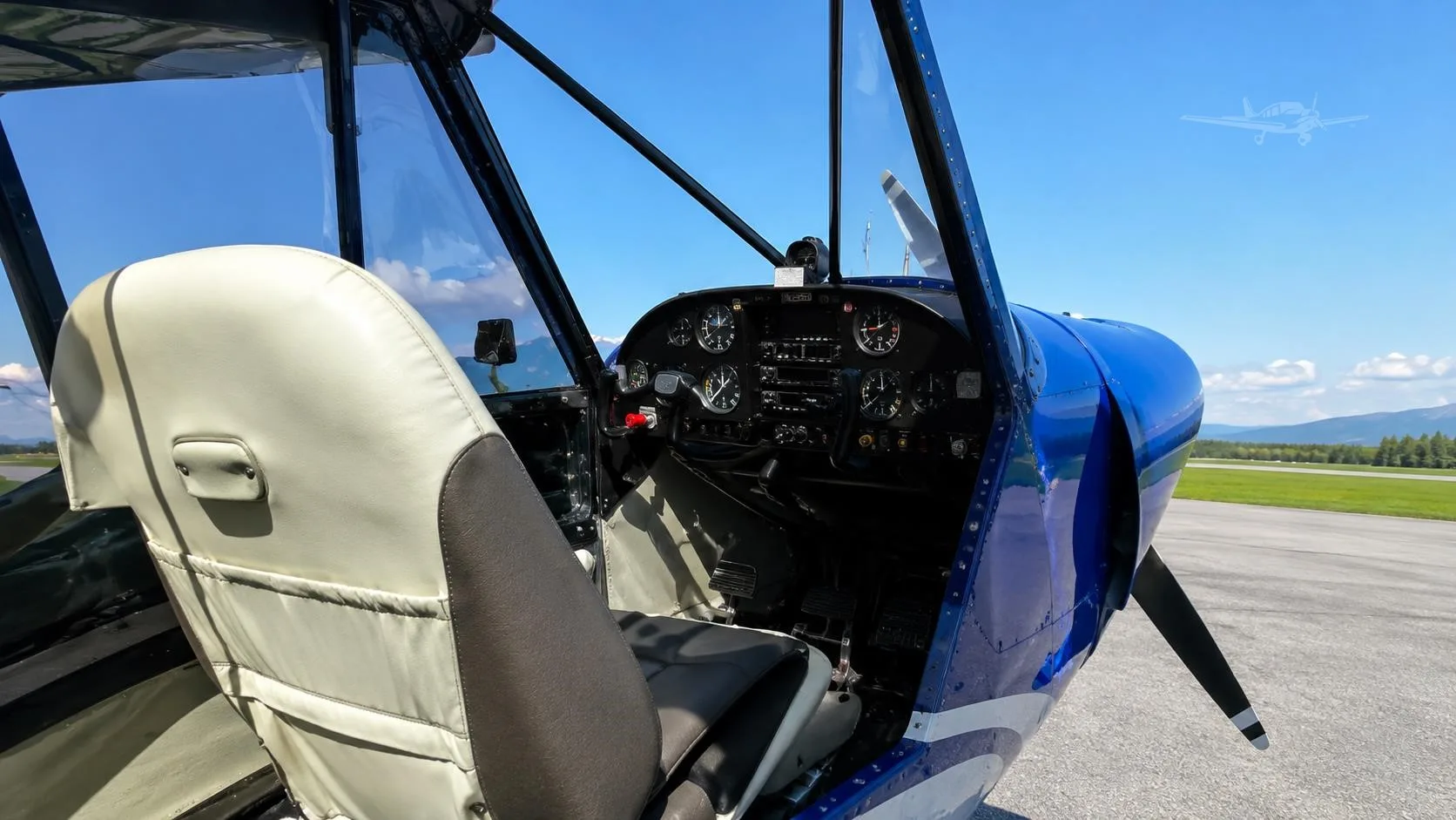 Cockpit and instrument panel of a 1951 PIPER SUPER CUB.