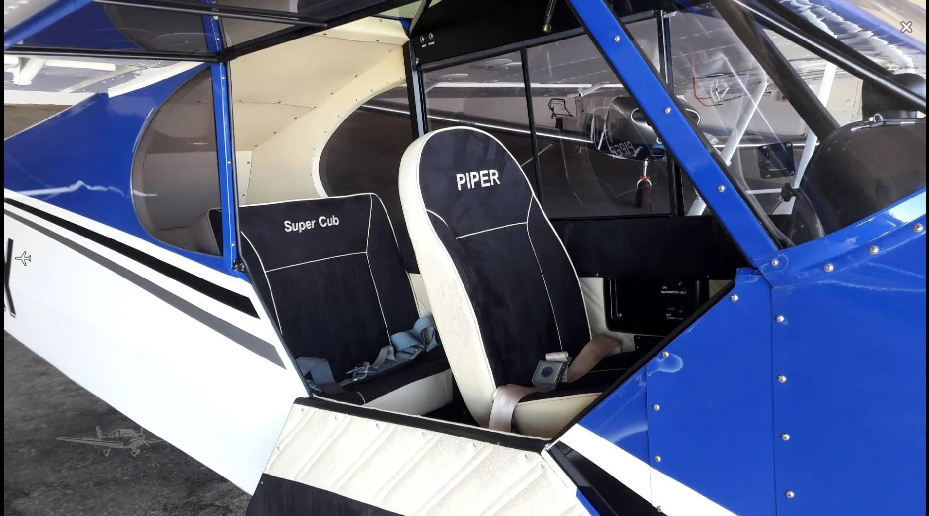 Cockpit and instrument panel of a 1951 PIPER SUPER CUB.