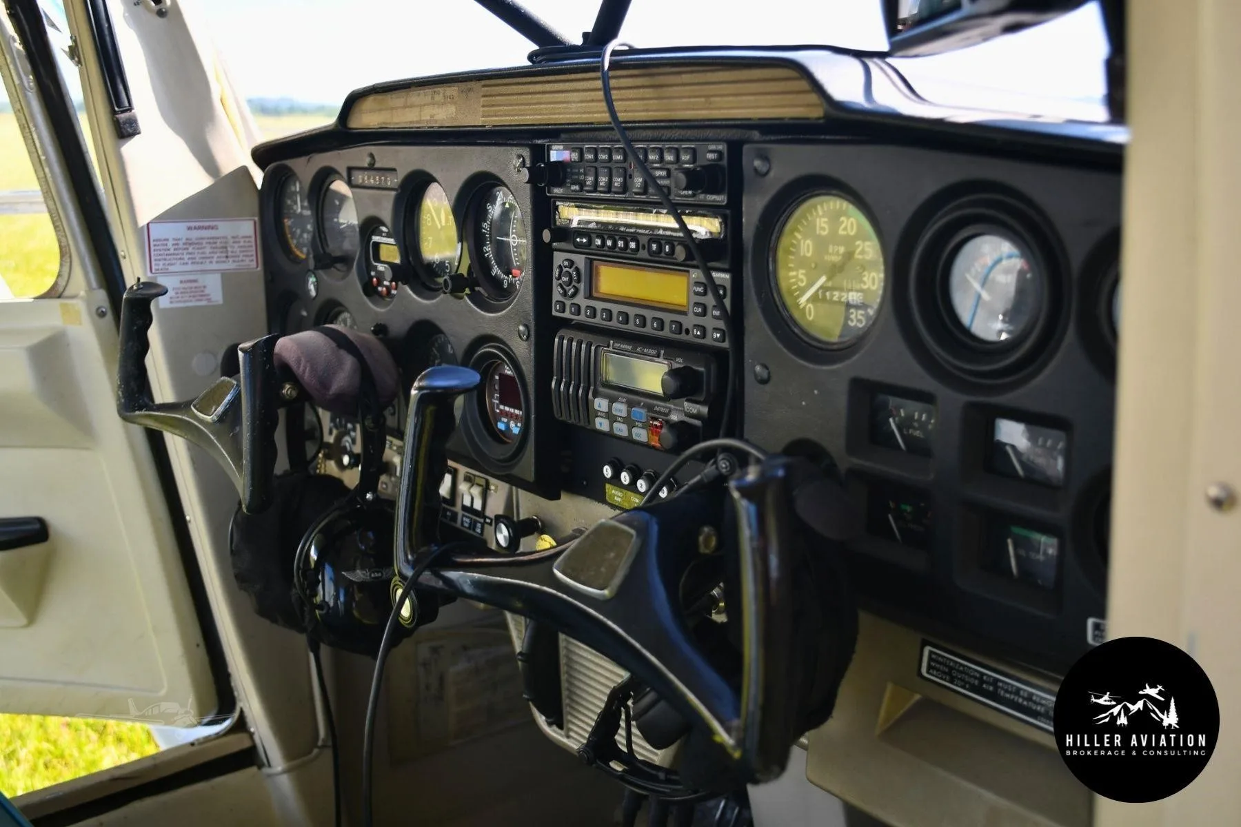Cockpit and instrument panel of a 1971 CESSNA 150.