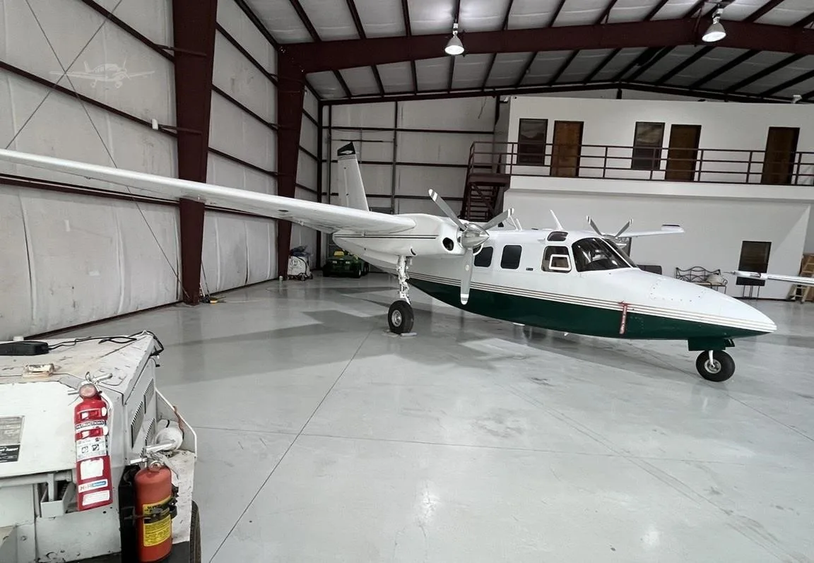 Exterior view of a 1976 COMMANDER 500S, N42MS.
