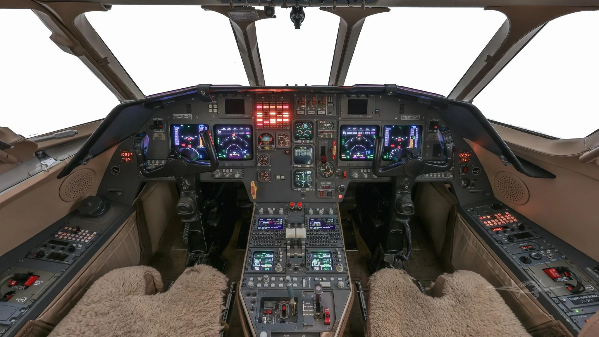 Cockpit and instrument panel of a 1996 DASSAULT FALCON 2000.