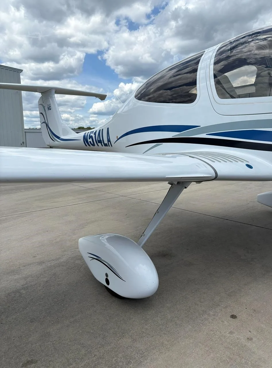 Exterior view of a 2020 DIAMOND DA40 NG, N514LA.