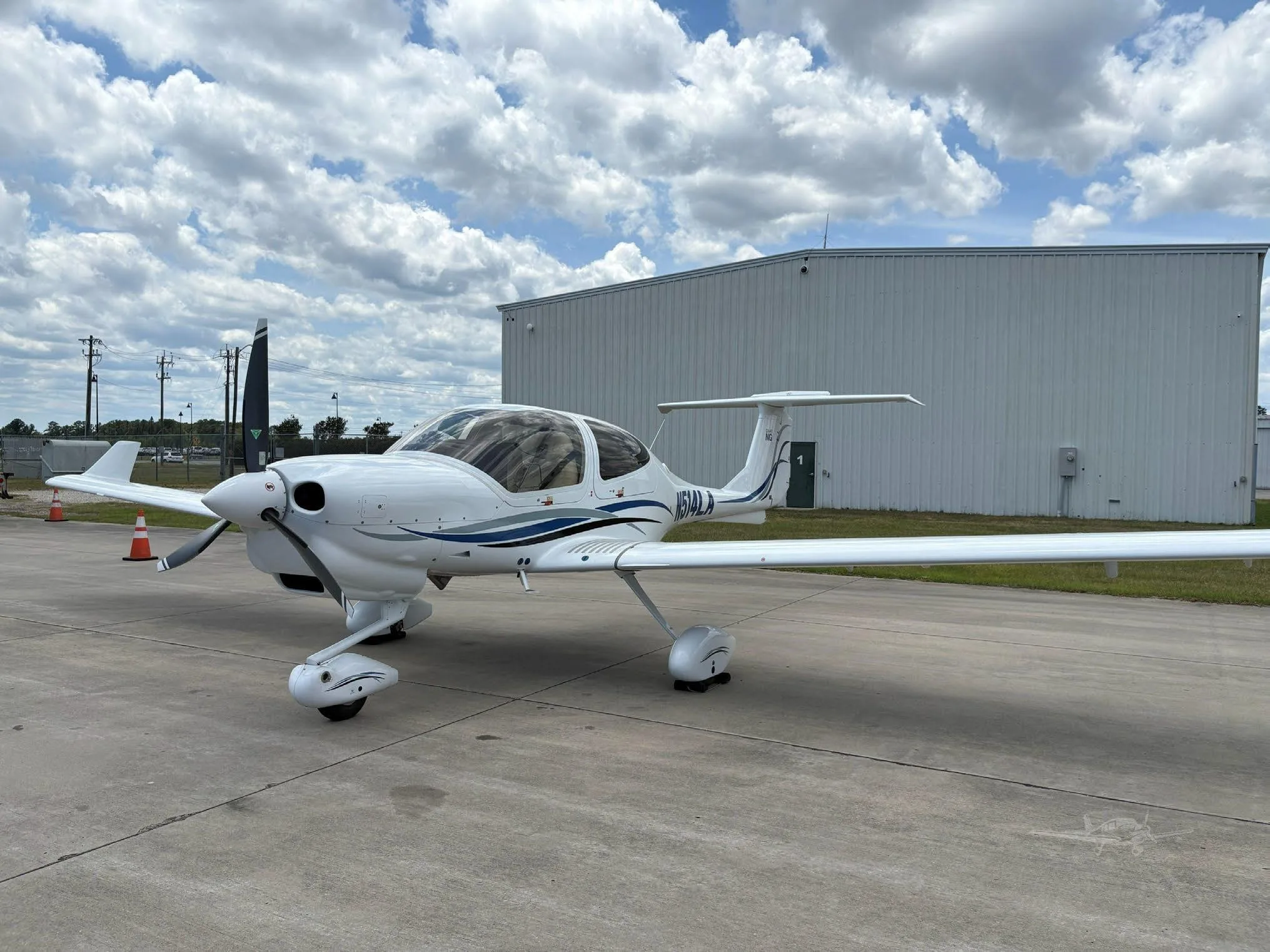 Exterior view of a 2020 DIAMOND DA40 NG, N514LA.