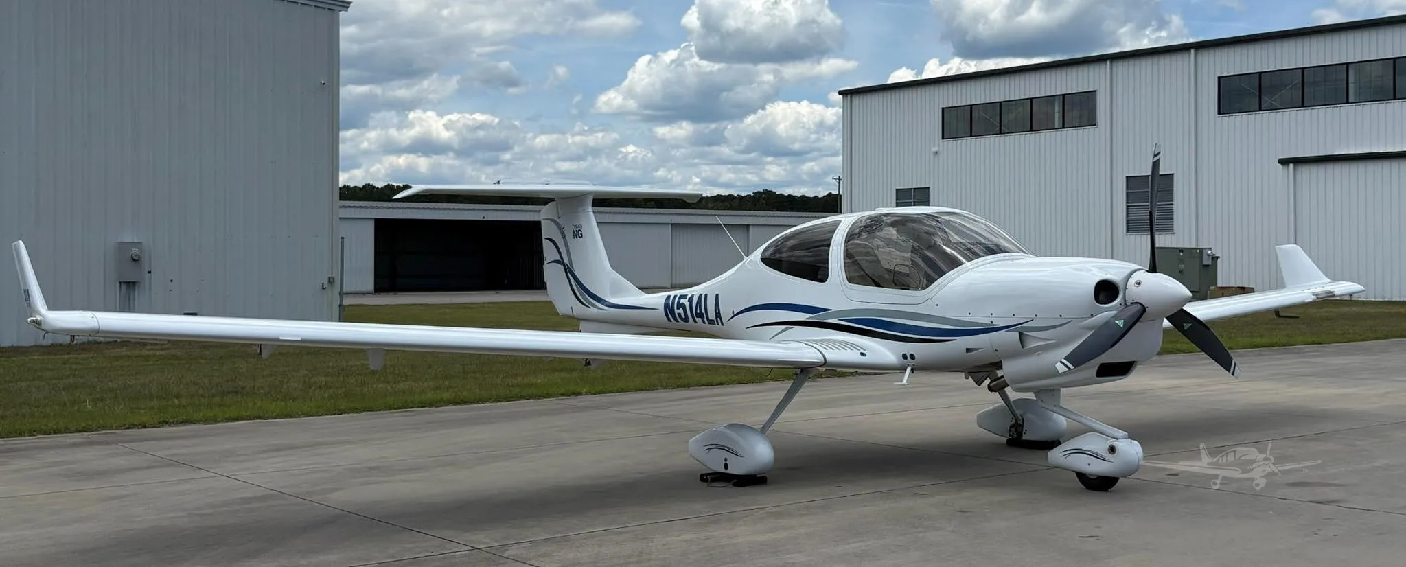 Exterior view of a 2020 DIAMOND DA40 NG, N514LA.