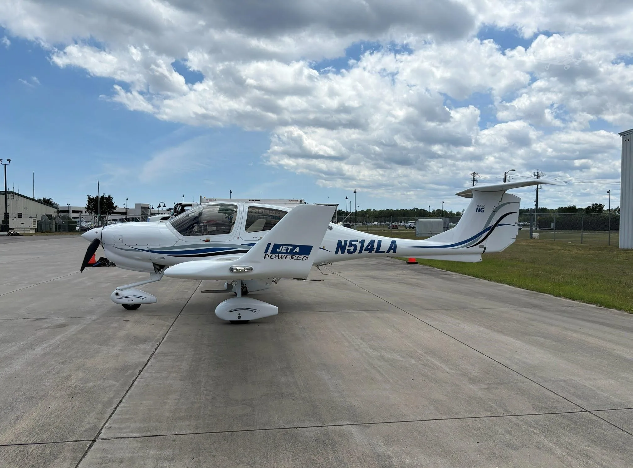 Exterior view of a 2020 DIAMOND DA40 NG, N514LA.