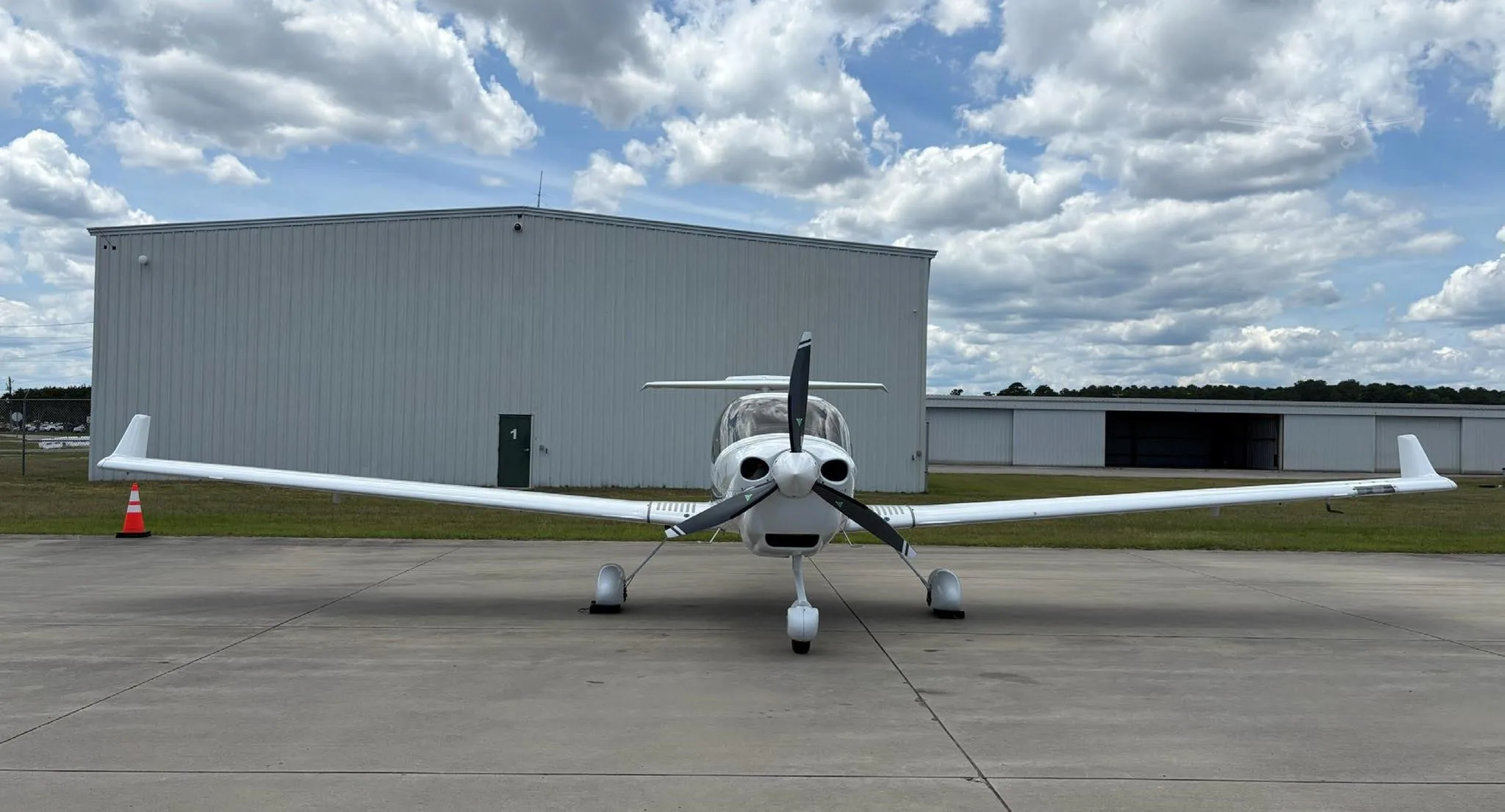 Exterior view of a 2020 DIAMOND DA40 NG, N514LA.