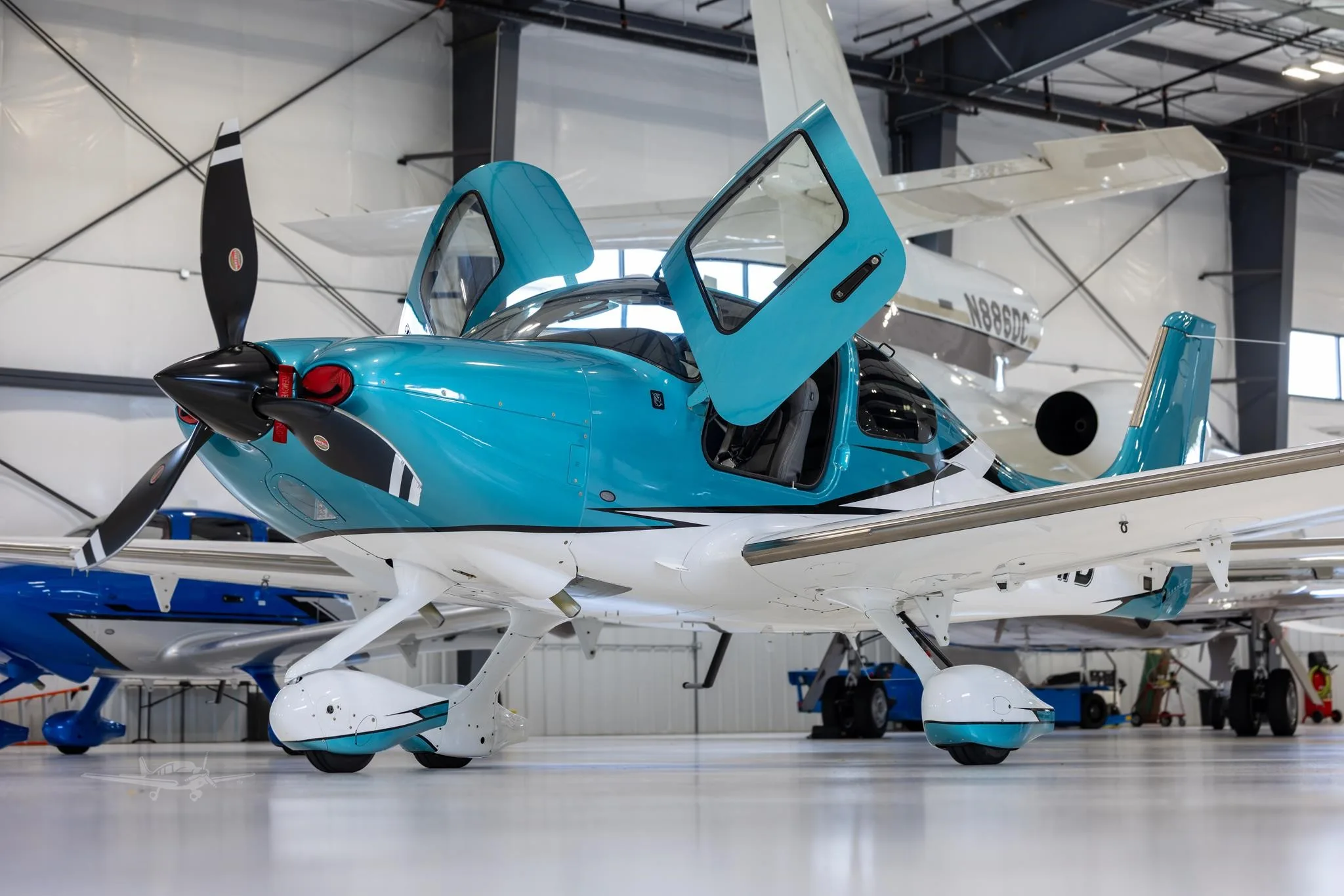 Exterior view of a 2023 CIRRUS SR22-G6, N318WB.