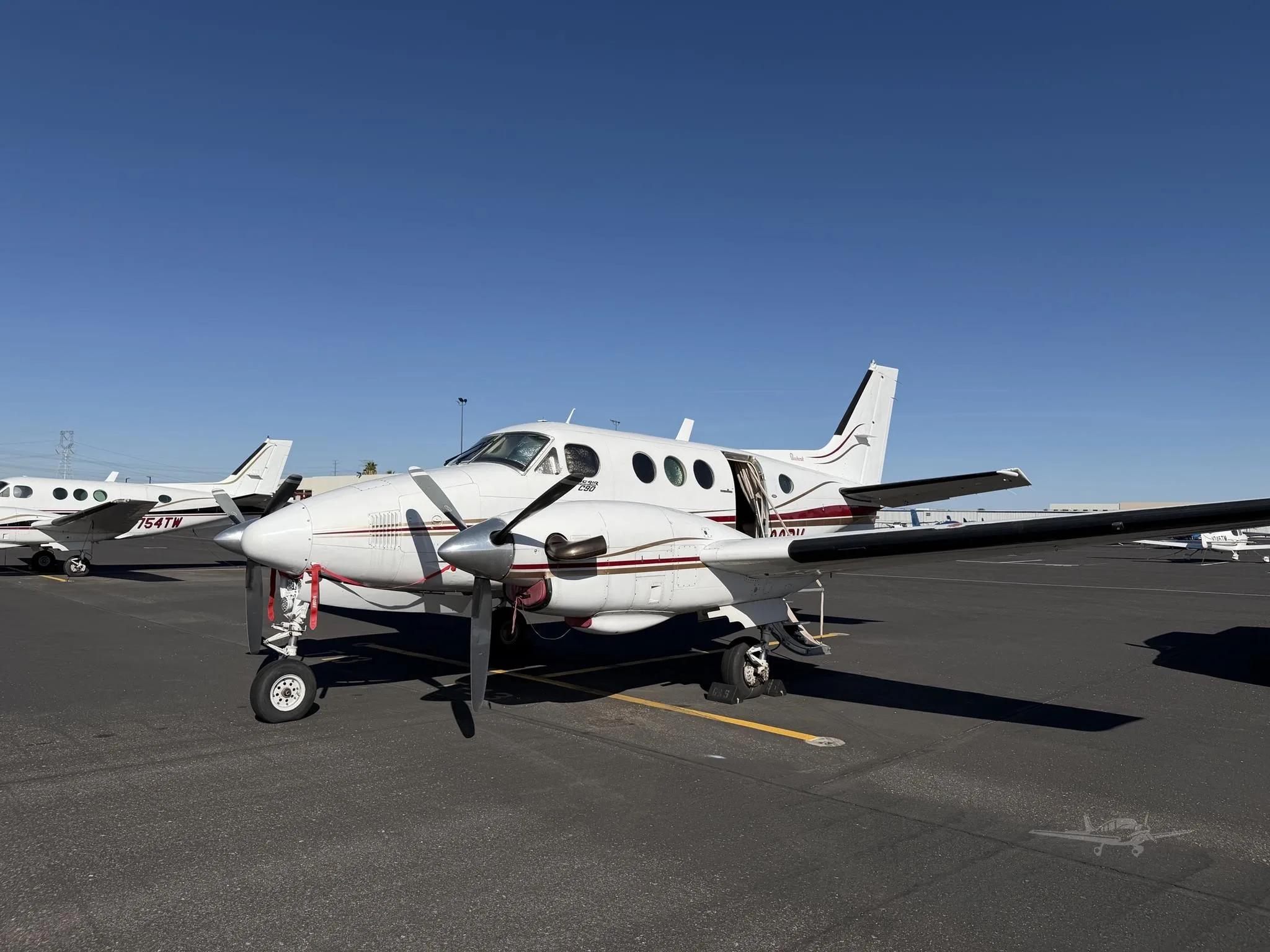 Exterior view of a 1979 BEECHCRAFT KING AIR C90, N400RV.