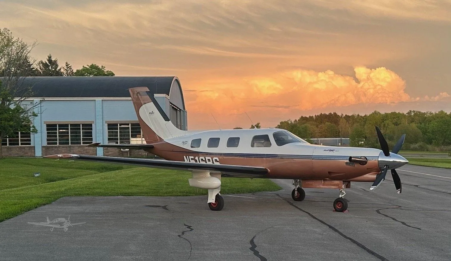 Exterior view of a 1999 PIPER JETPROP, N516RS.