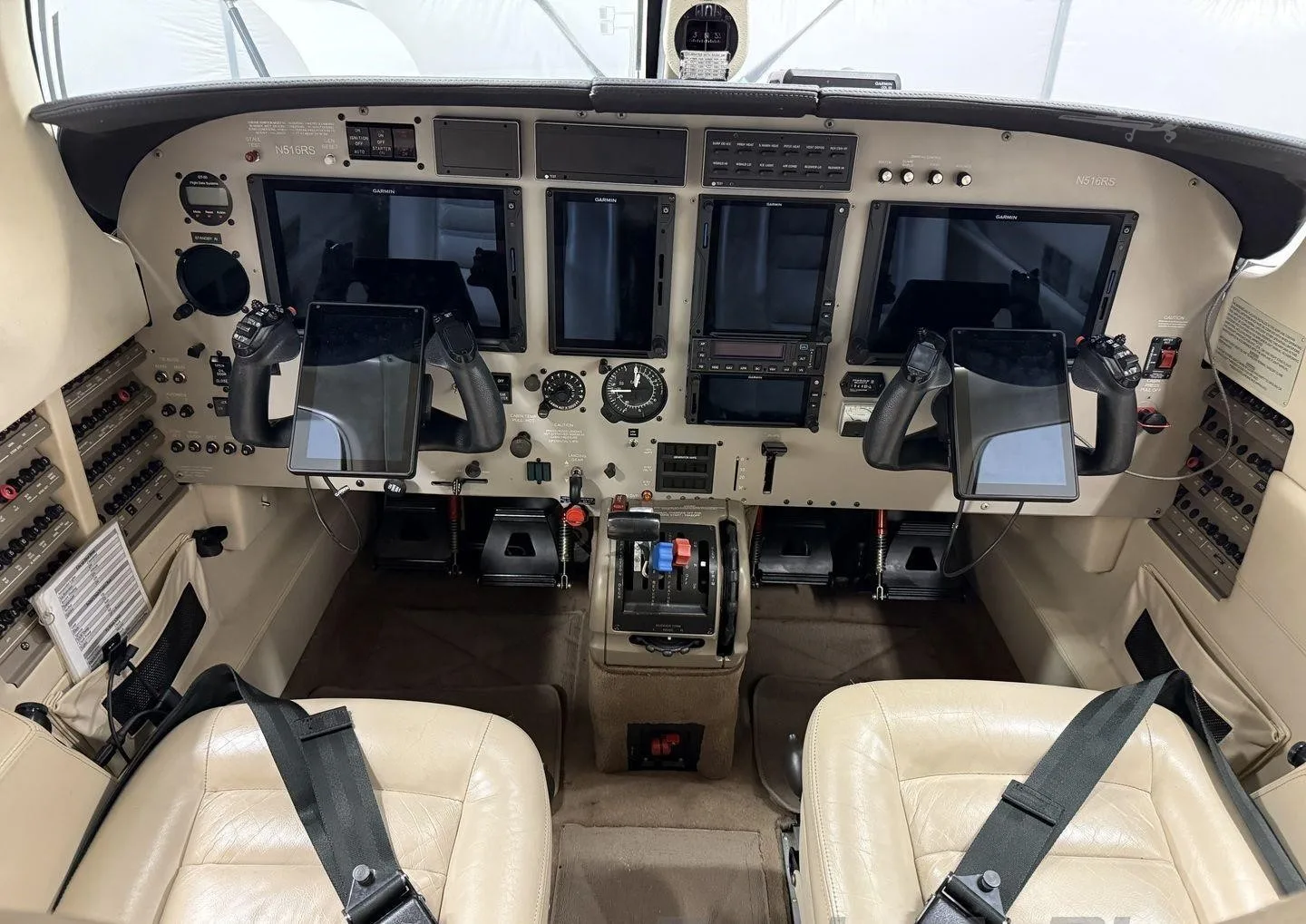Cockpit and instrument panel of a 1999 PIPER JETPROP.