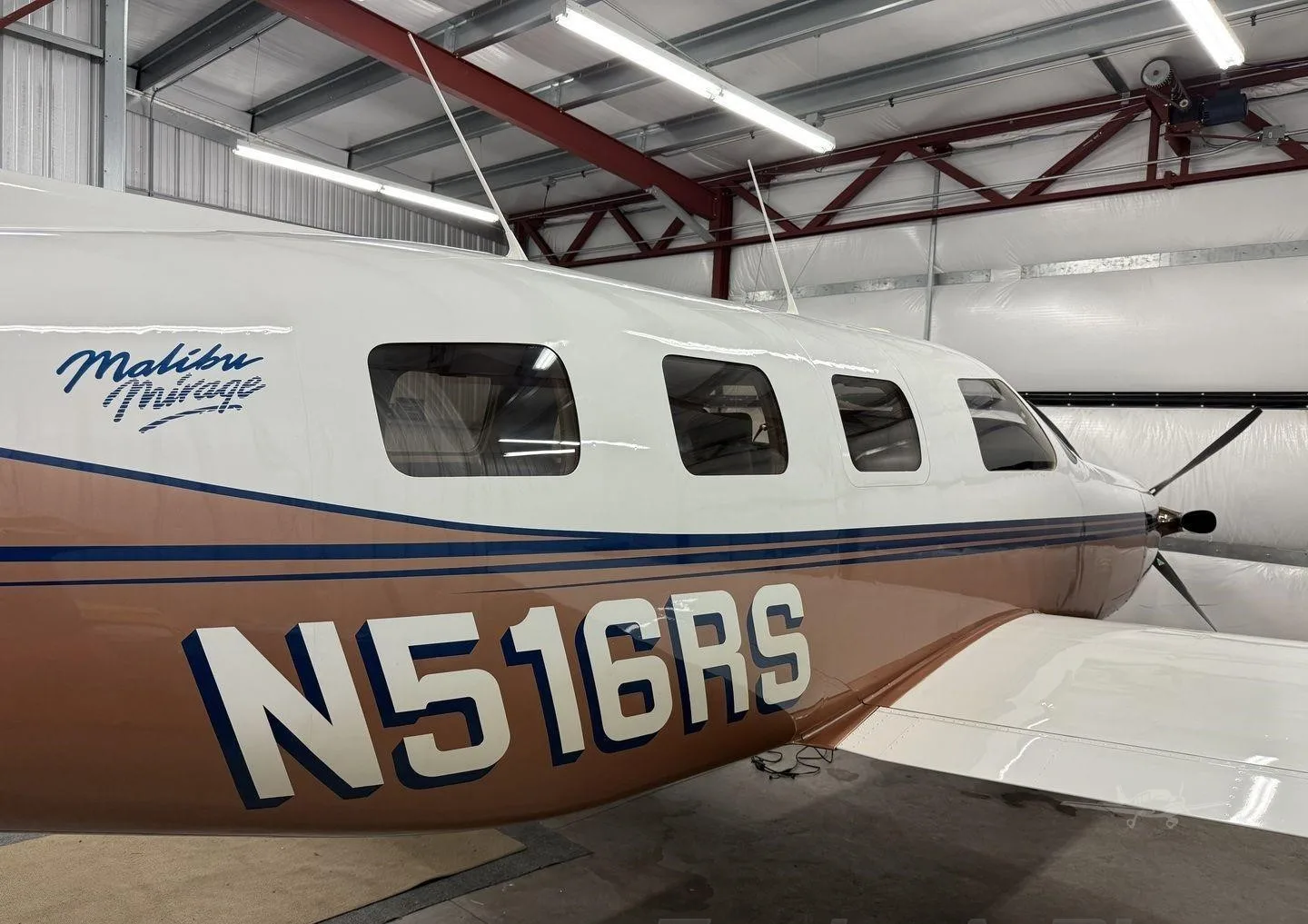 Exterior view of a 1999 PIPER JETPROP, N516RS.