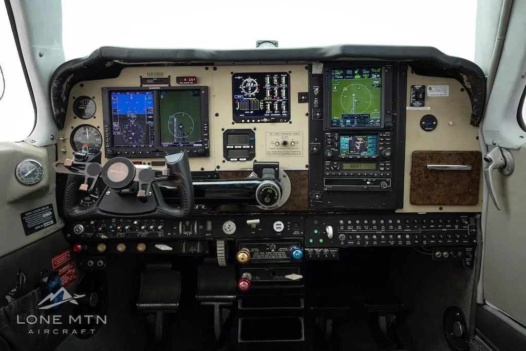 Avionics suite of a 1973 BEECHCRAFT A36 BONANZA.