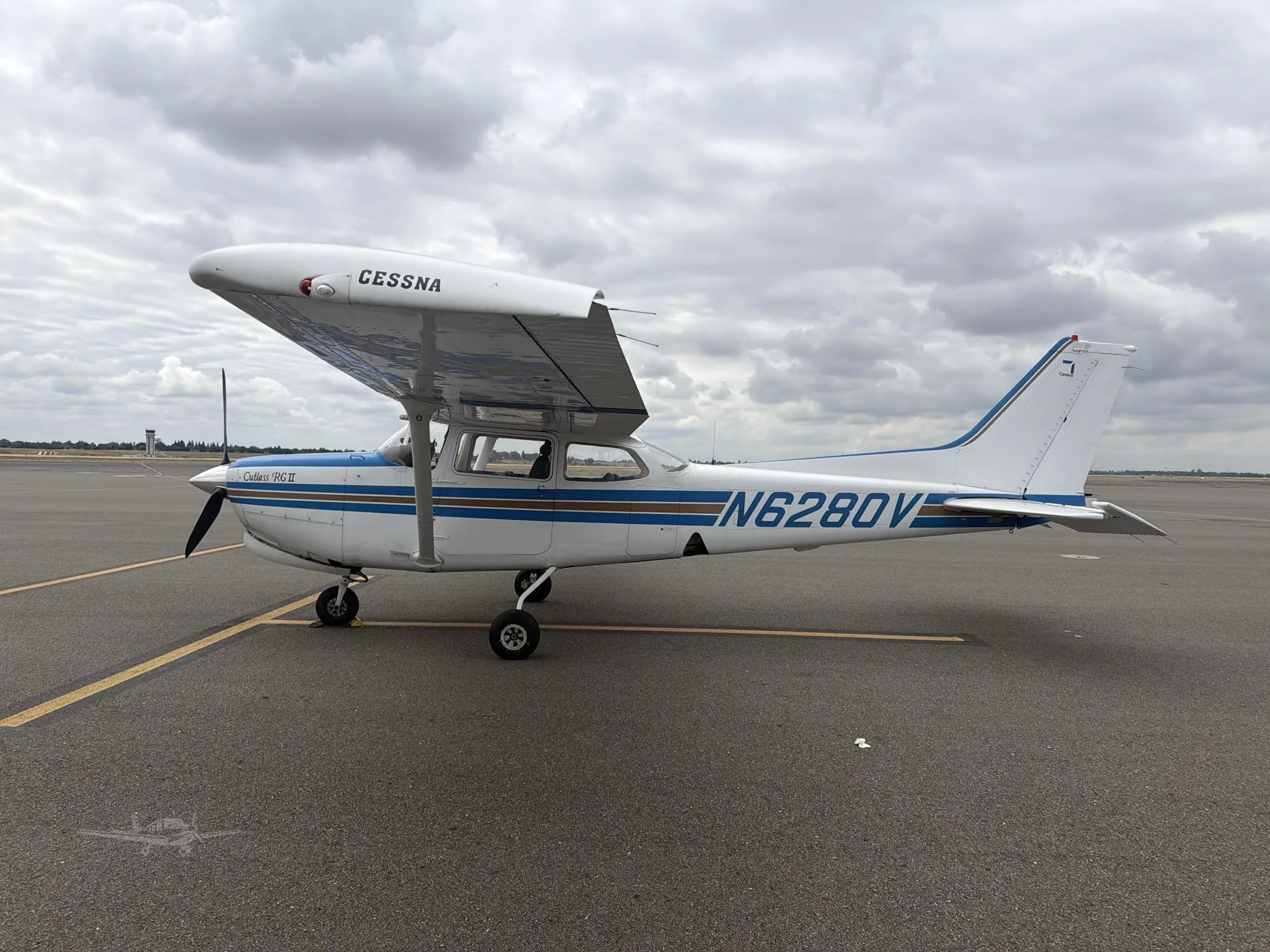Exterior view of a 1980 CESSNA 172RG CUTLASS, N6280V.