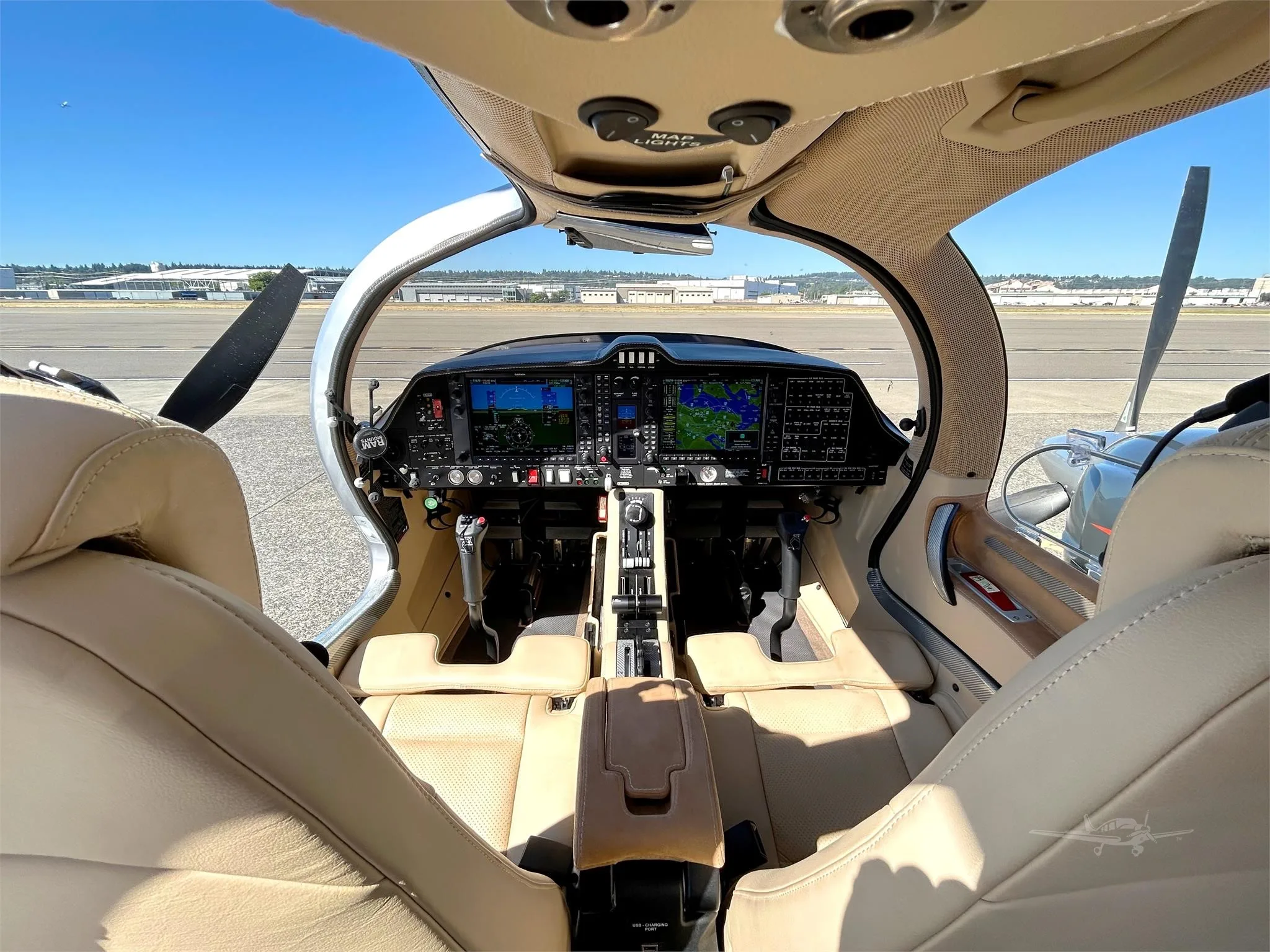 Cockpit and instrument panel of a 2020 DIAMOND DA62.