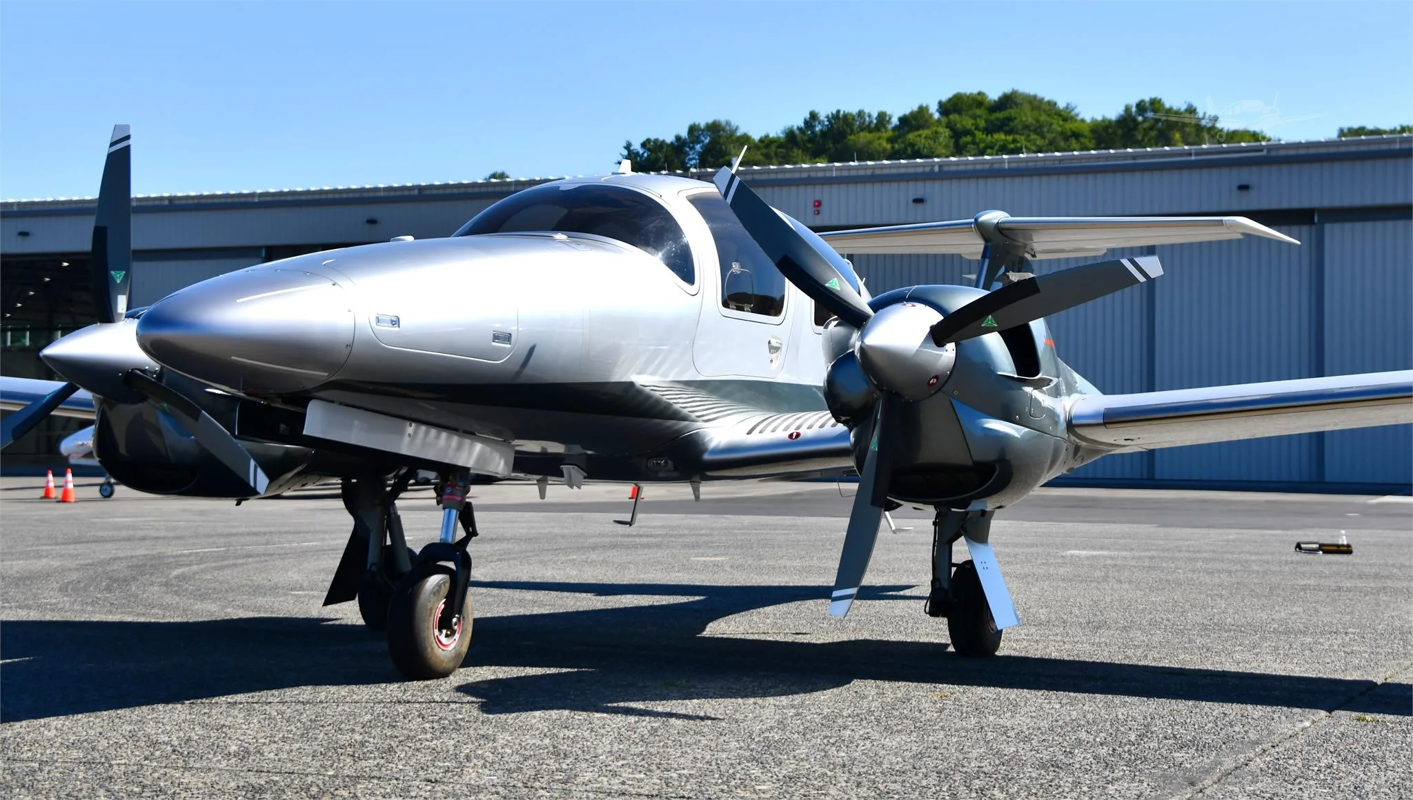 Exterior view of a 2020 DIAMOND DA62, N62SY.
