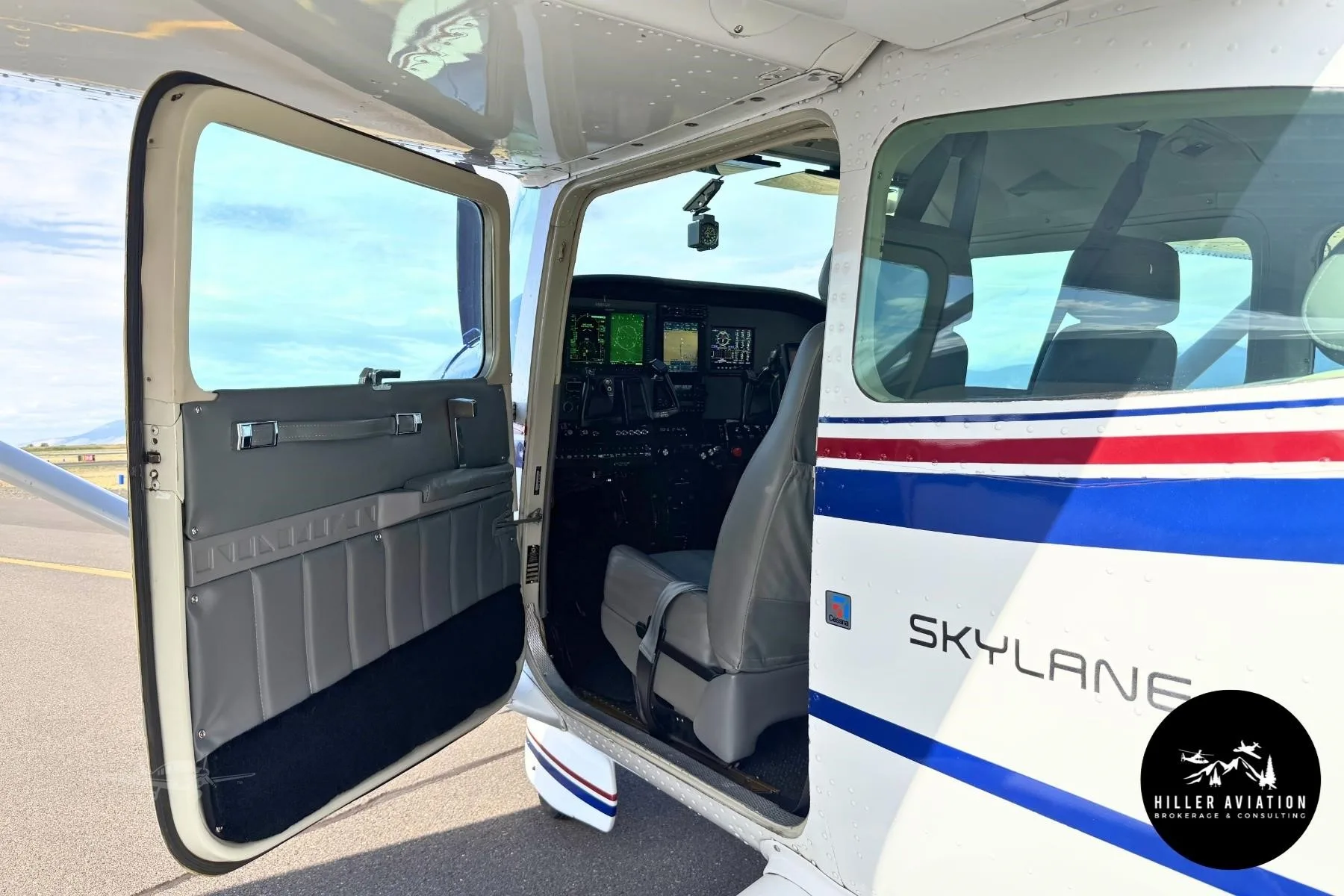 Cockpit and instrument panel of a 1985 CESSNA 182R SKYLANE.