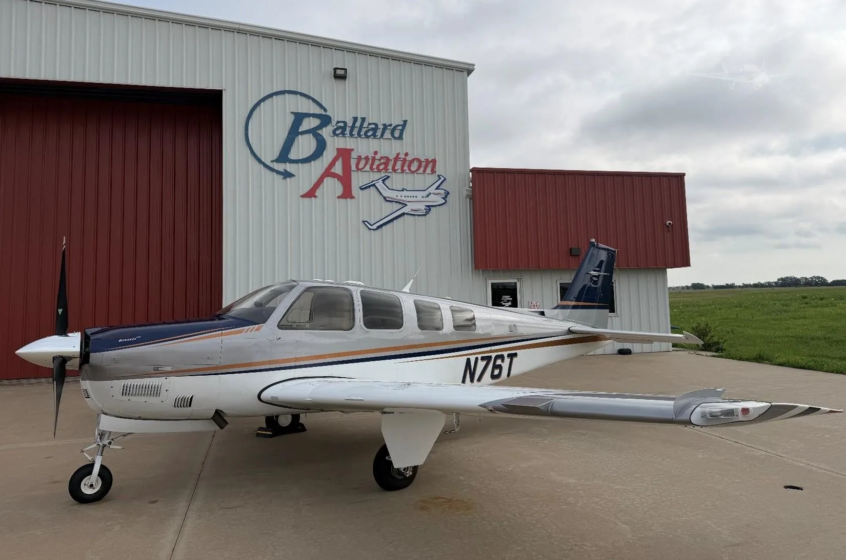 Exterior view of a 2009 BEECHCRAFT G36 BONANZA, N76T.