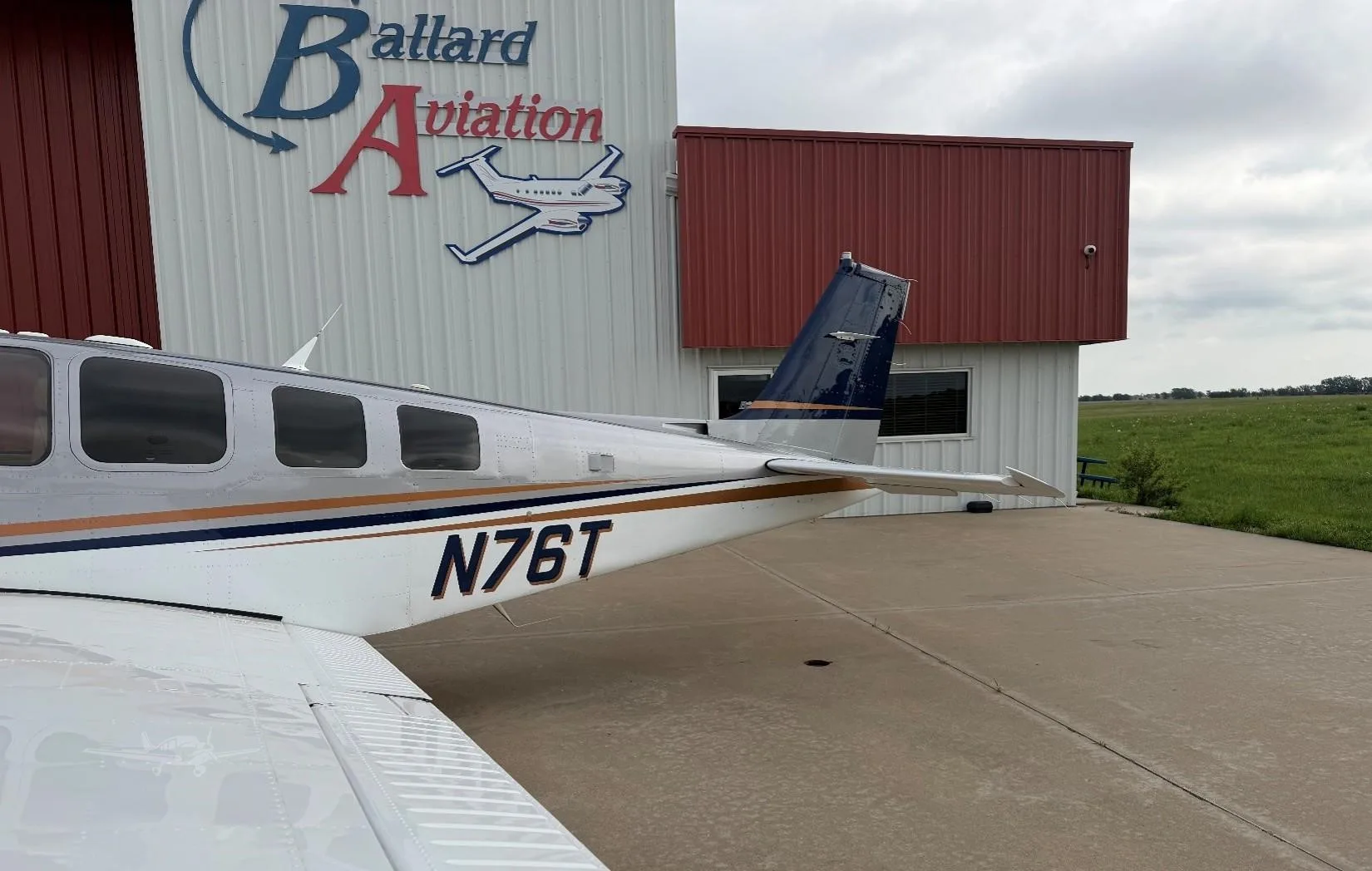 Exterior view of a 2009 BEECHCRAFT G36 BONANZA, N76T.