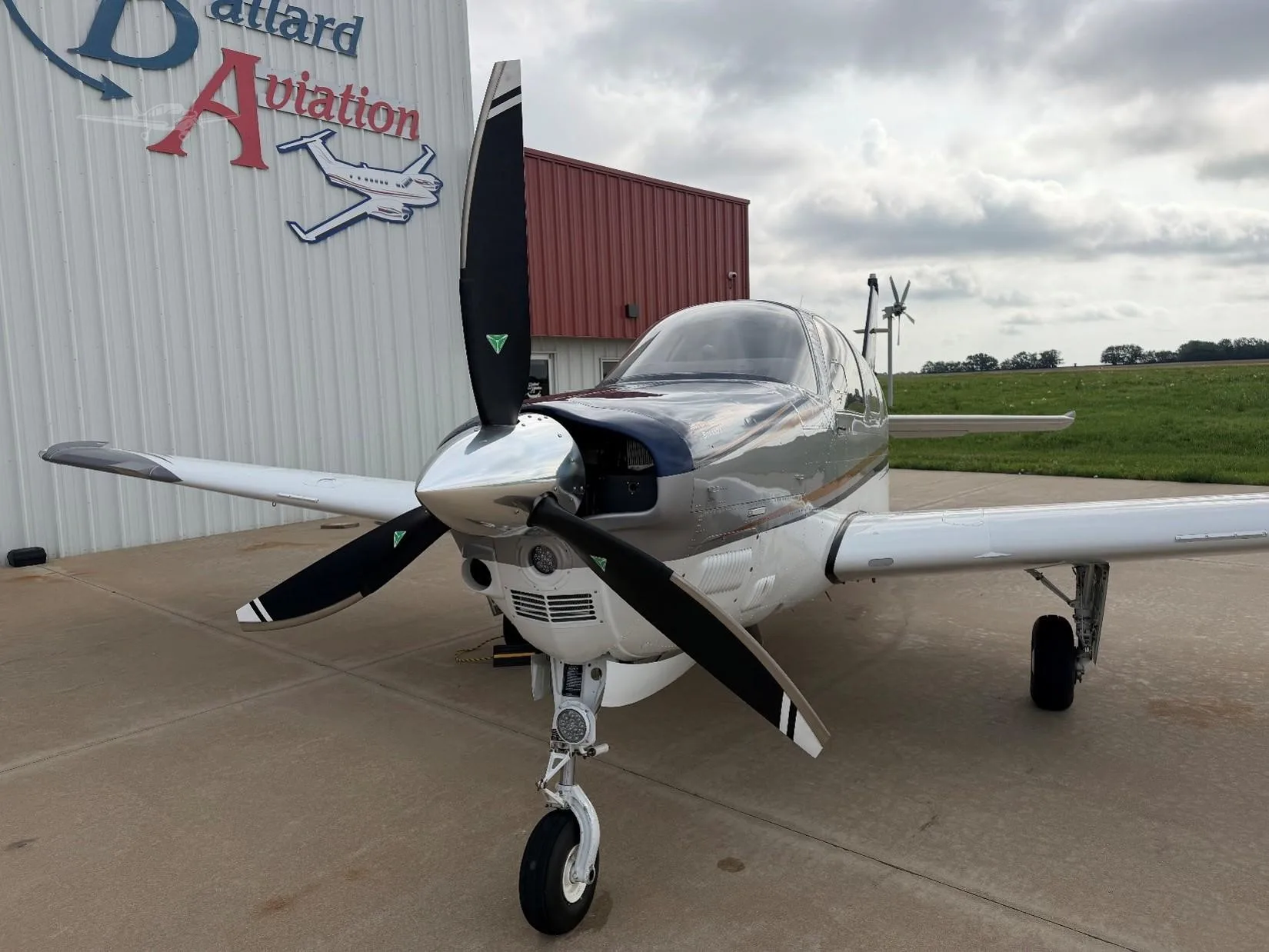 Exterior view of a 2009 BEECHCRAFT G36 BONANZA, N76T.