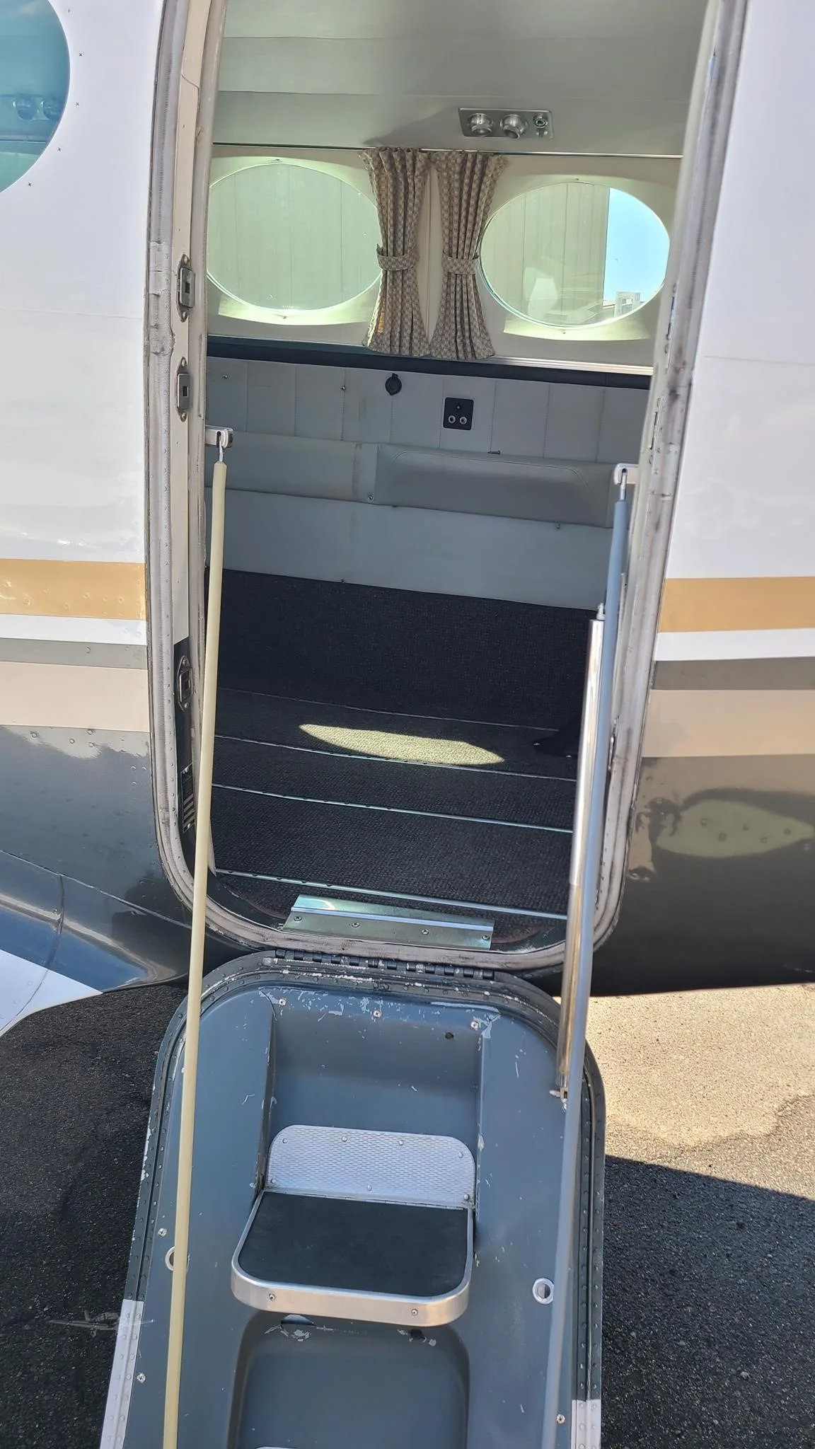 Exterior view of a 1981 CESSNA 340A, N444KT.