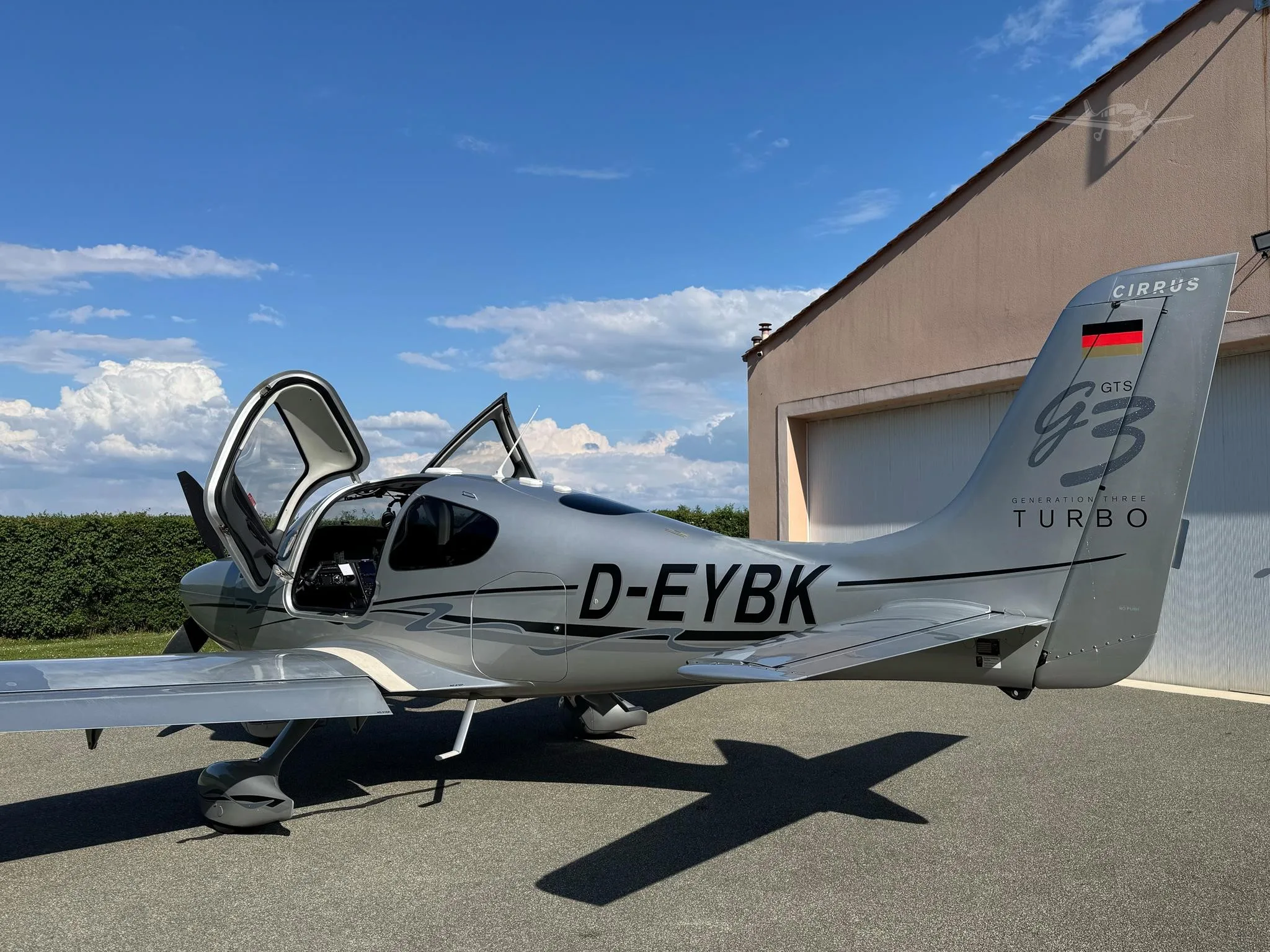 Exterior view of a 2008 CIRRUS SR22-G3 TURBO, D-EYBK.