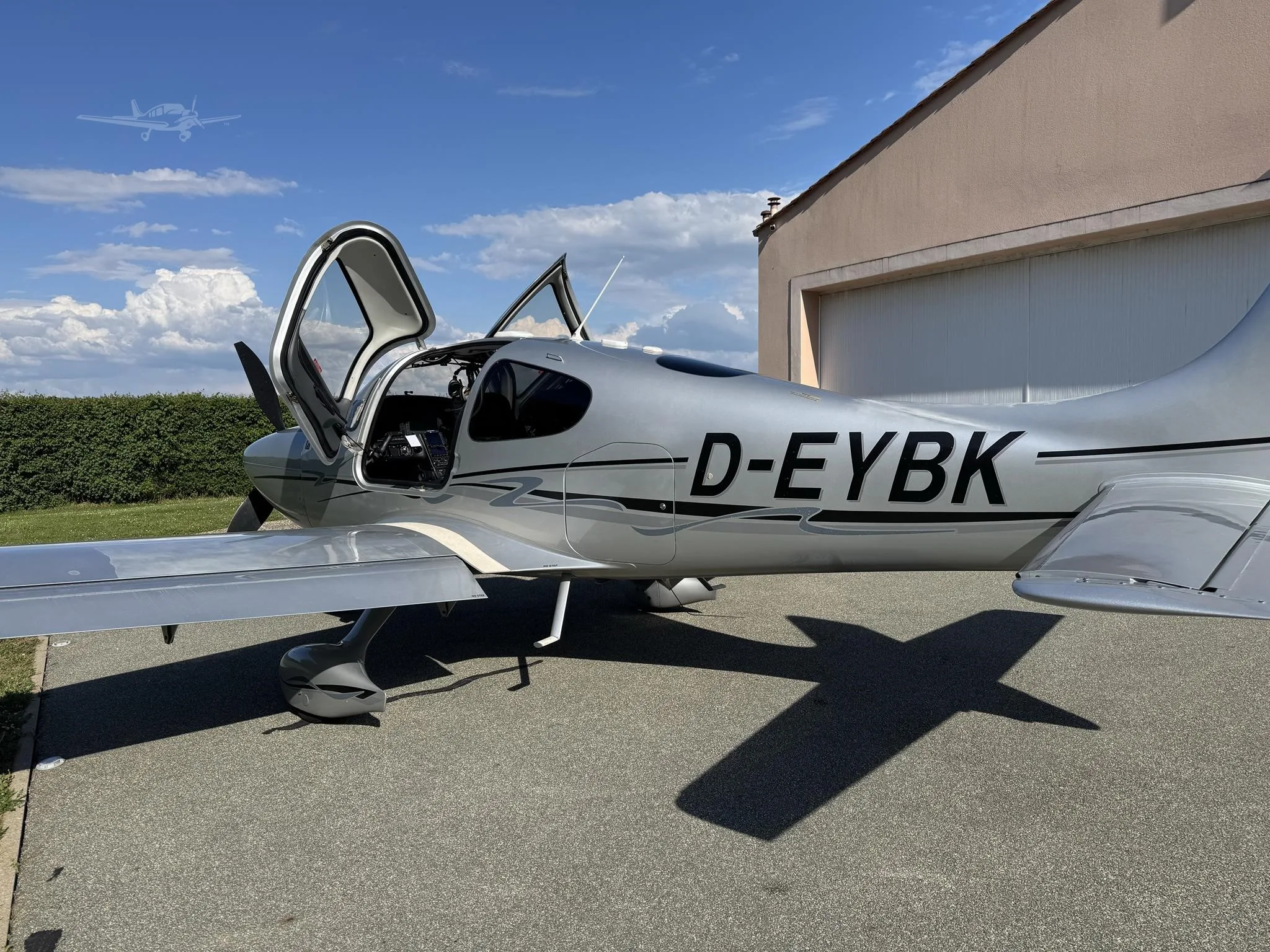 Exterior view of a 2008 CIRRUS SR22-G3 TURBO, D-EYBK.