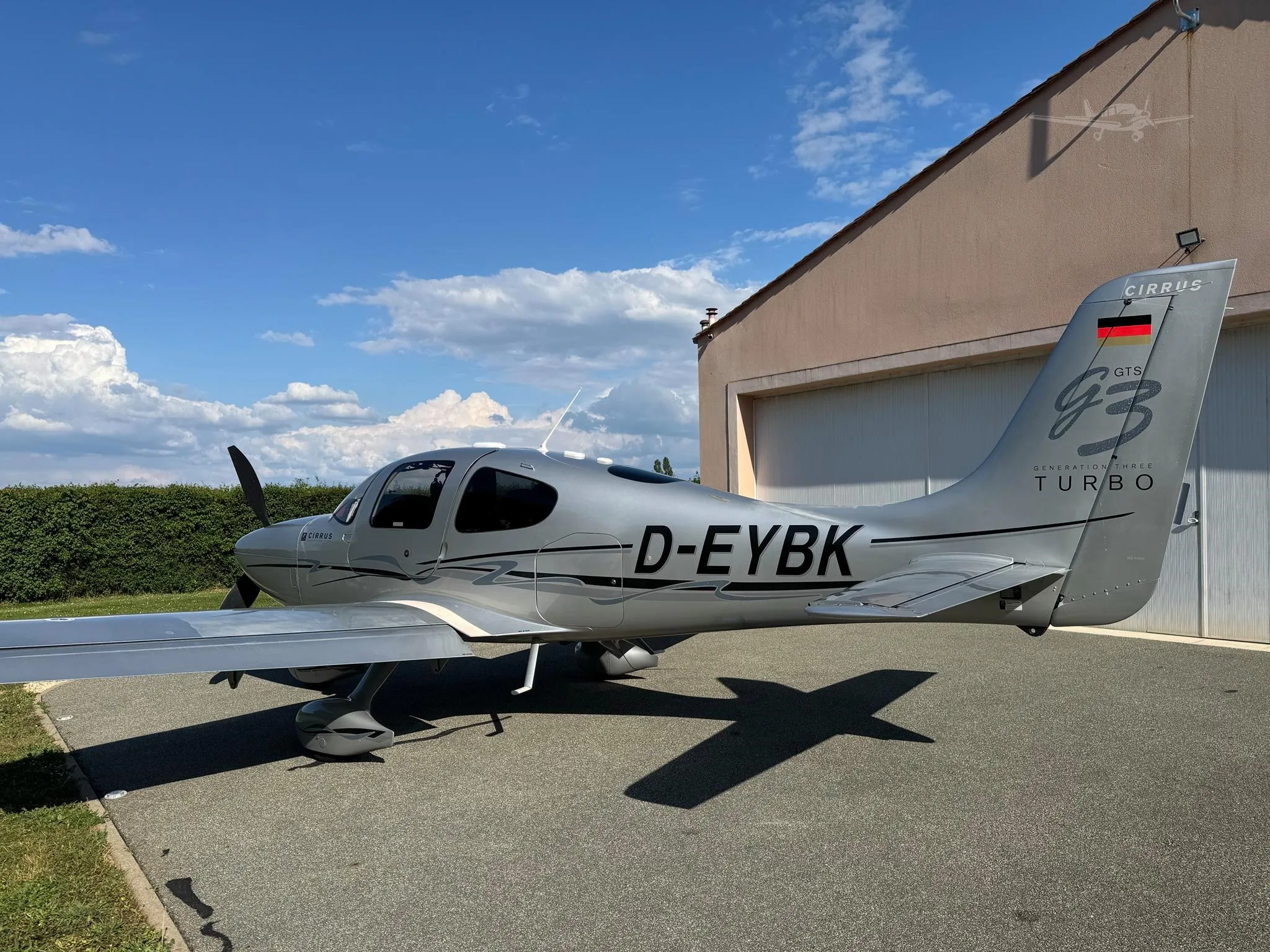 Exterior view of a 2008 CIRRUS SR22-G3 TURBO, D-EYBK.