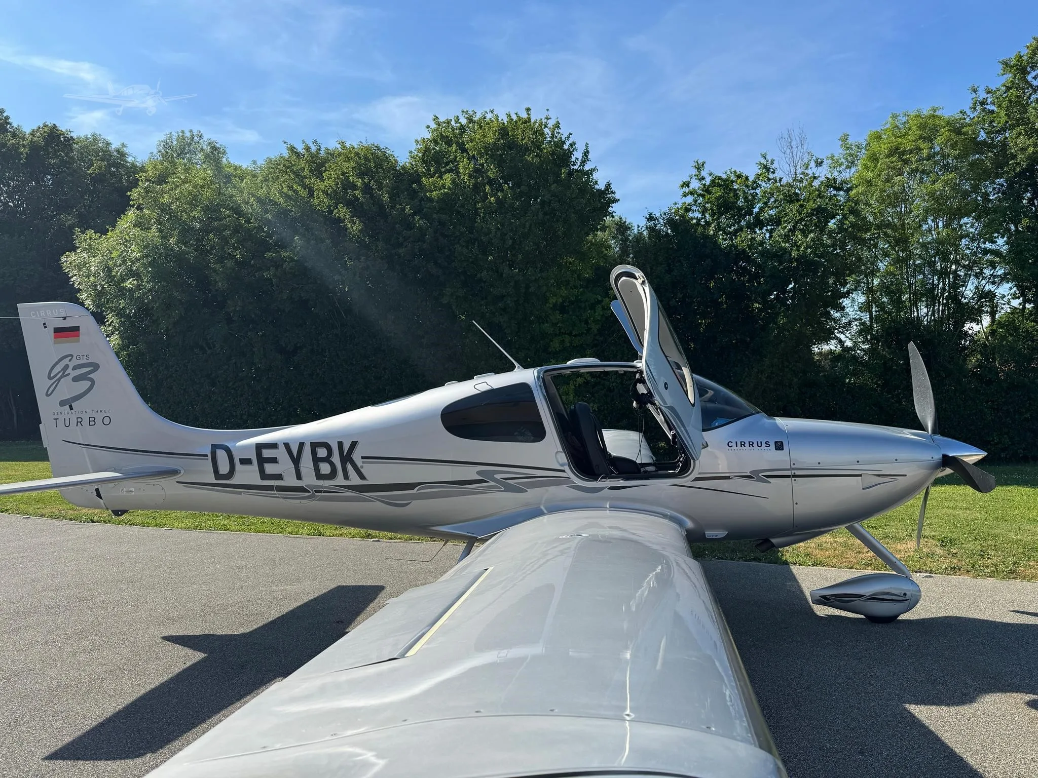 Exterior view of a 2008 CIRRUS SR22-G3 TURBO, D-EYBK.