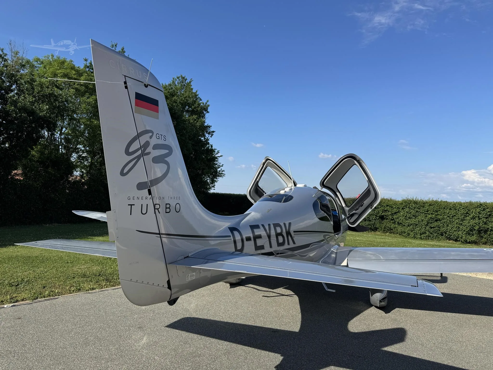 Exterior view of a 2008 CIRRUS SR22-G3 TURBO, D-EYBK.
