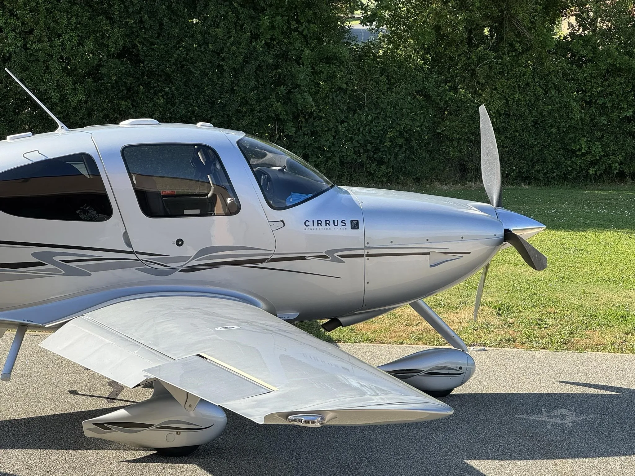Exterior view of a 2008 CIRRUS SR22-G3 TURBO, D-EYBK.