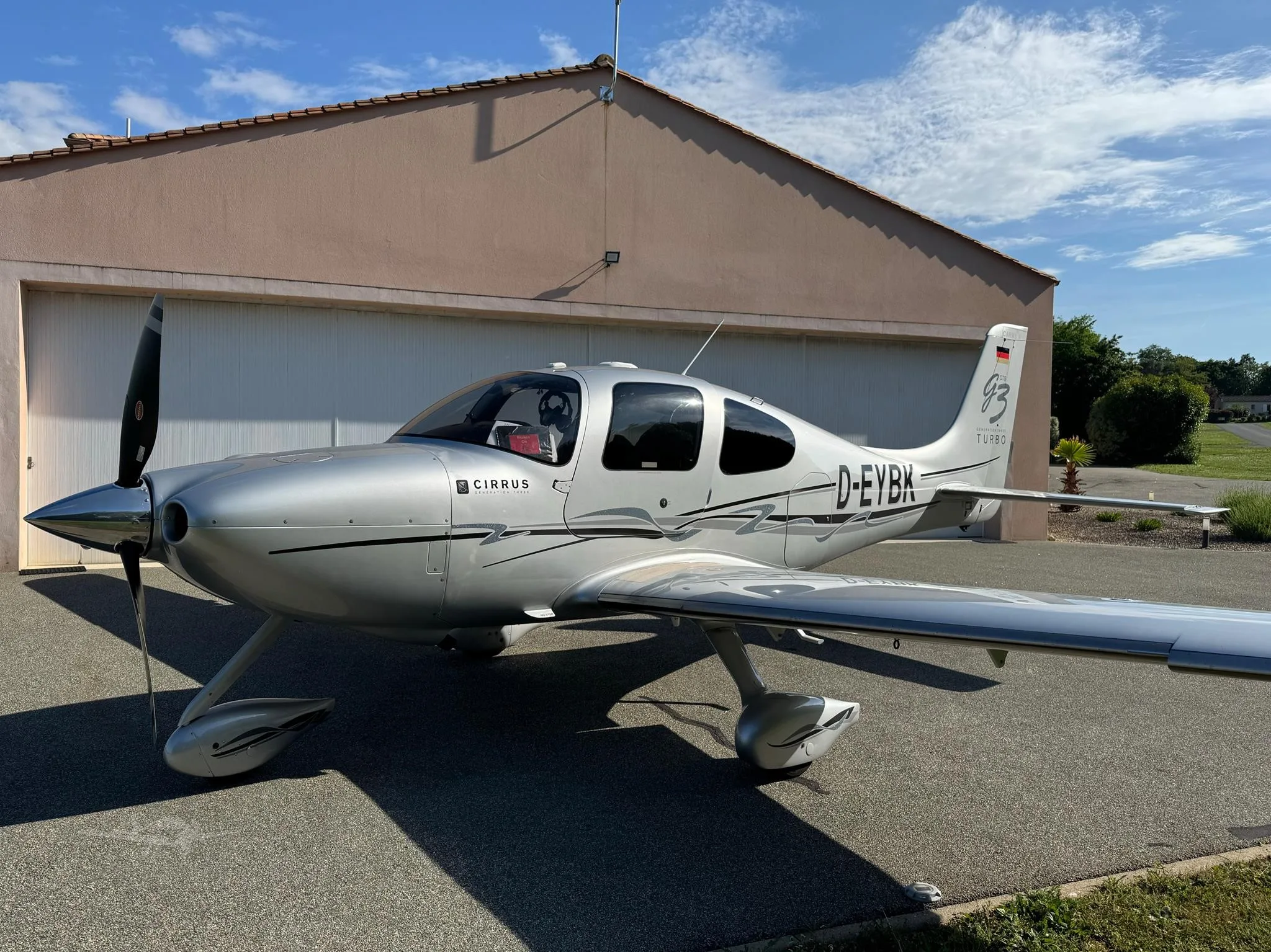 Exterior view of a 2008 CIRRUS SR22-G3 TURBO, D-EYBK.