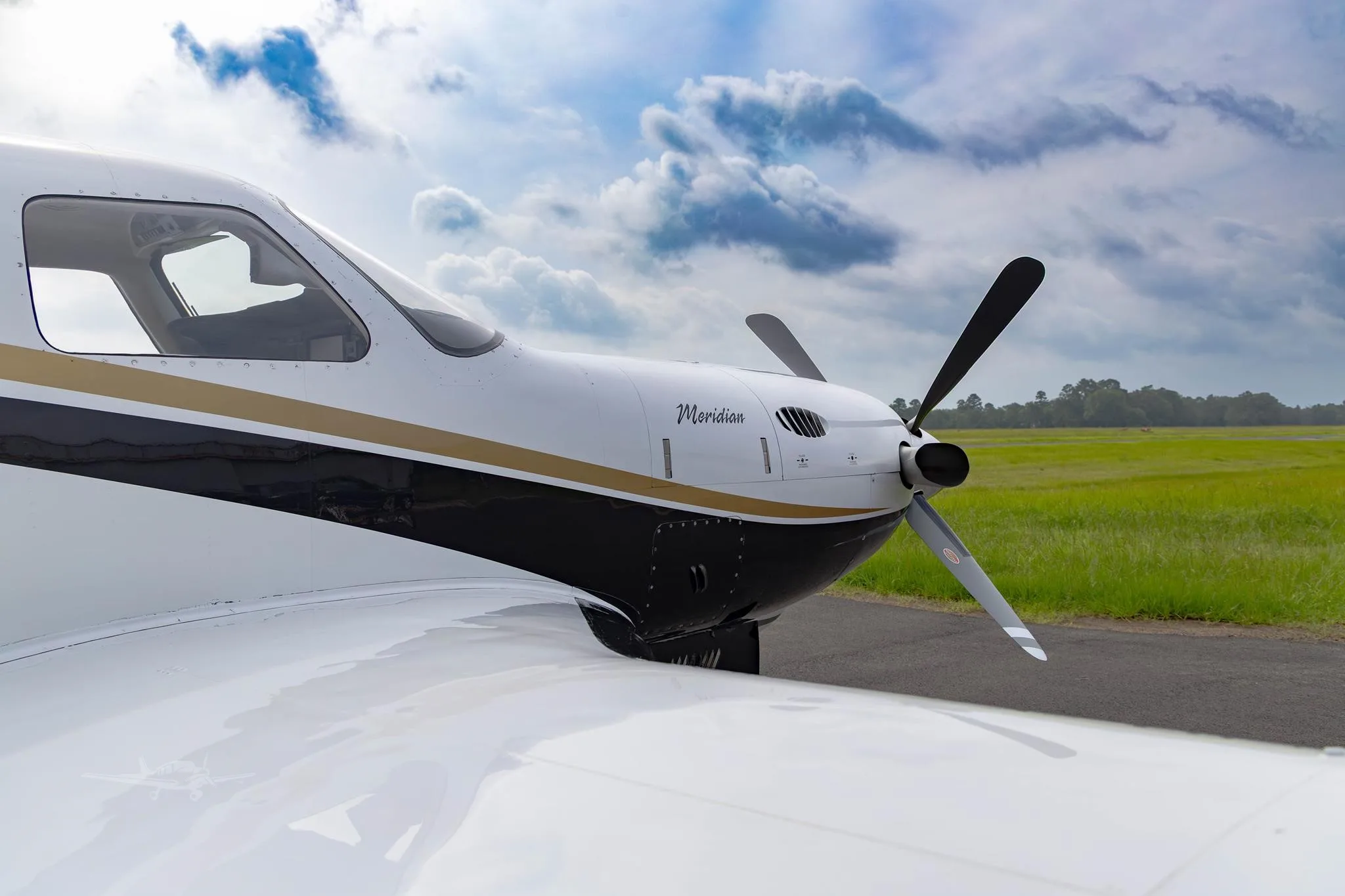 Exterior view of a 2006 PIPER MERIDIAN, N118JV.