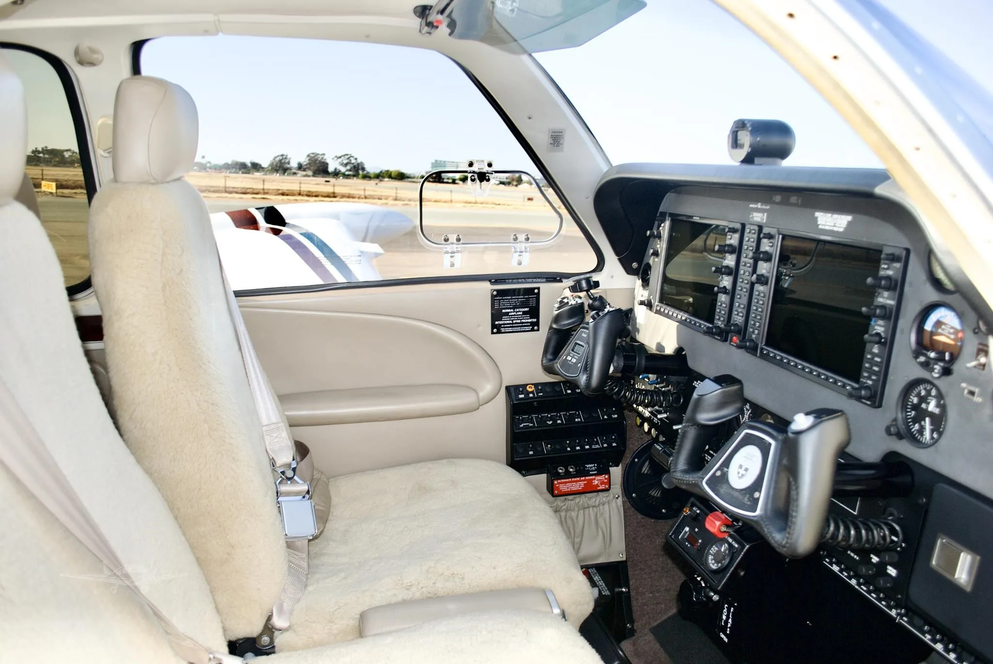 Cockpit and instrument panel of a 2008 BEECHCRAFT G36 BONANZA.