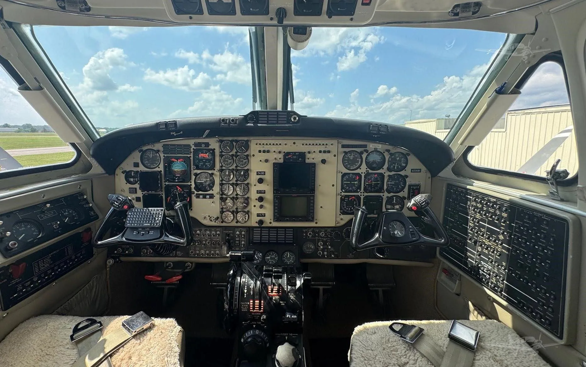 Cockpit and instrument panel of a 1981 BEECHCRAFT KING AIR F90.