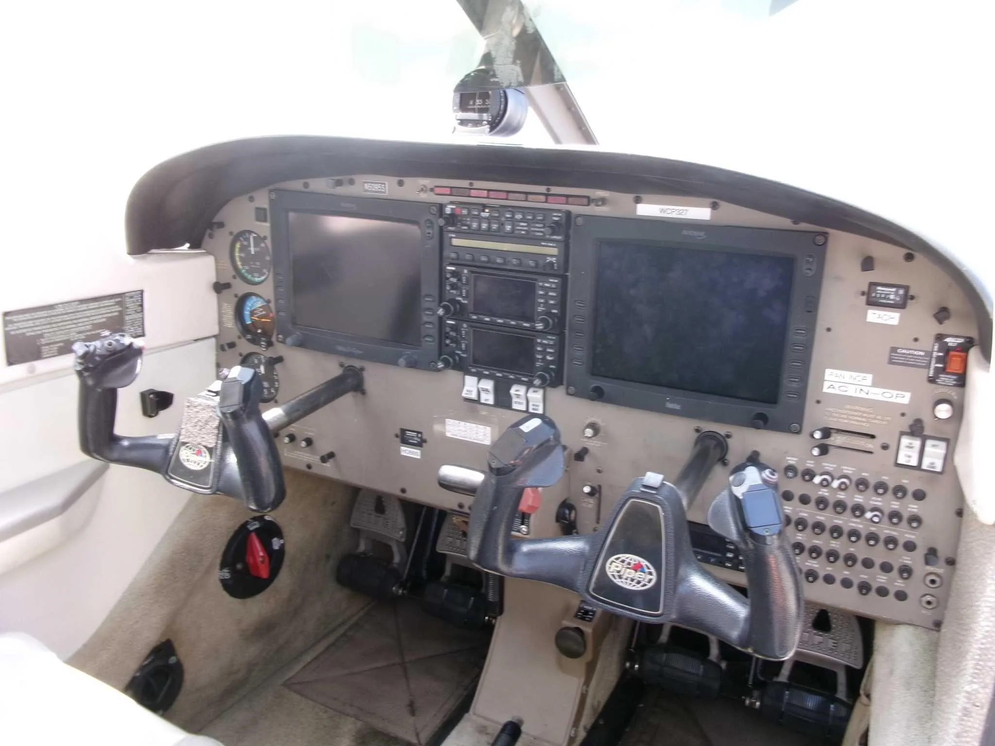 Cockpit and instrument panel of a 2007 PIPER ARCHER III.