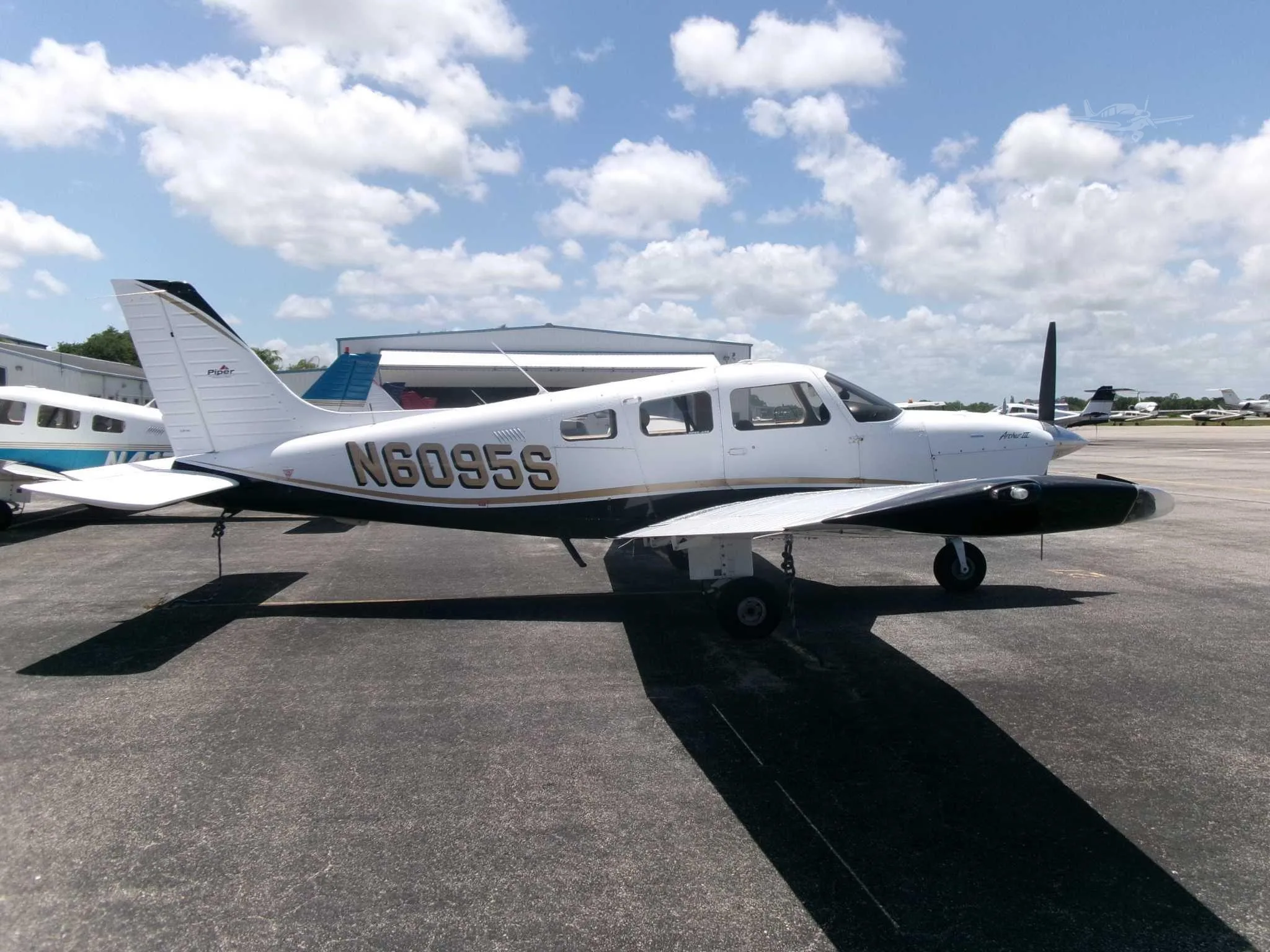 Exterior view of a 2007 PIPER ARCHER III, N6095S.