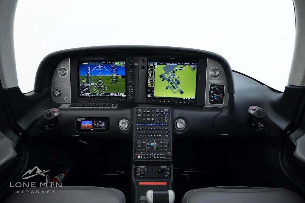 Cockpit and instrument panel of a 2023 CIRRUS SR22-G6 TURBO.